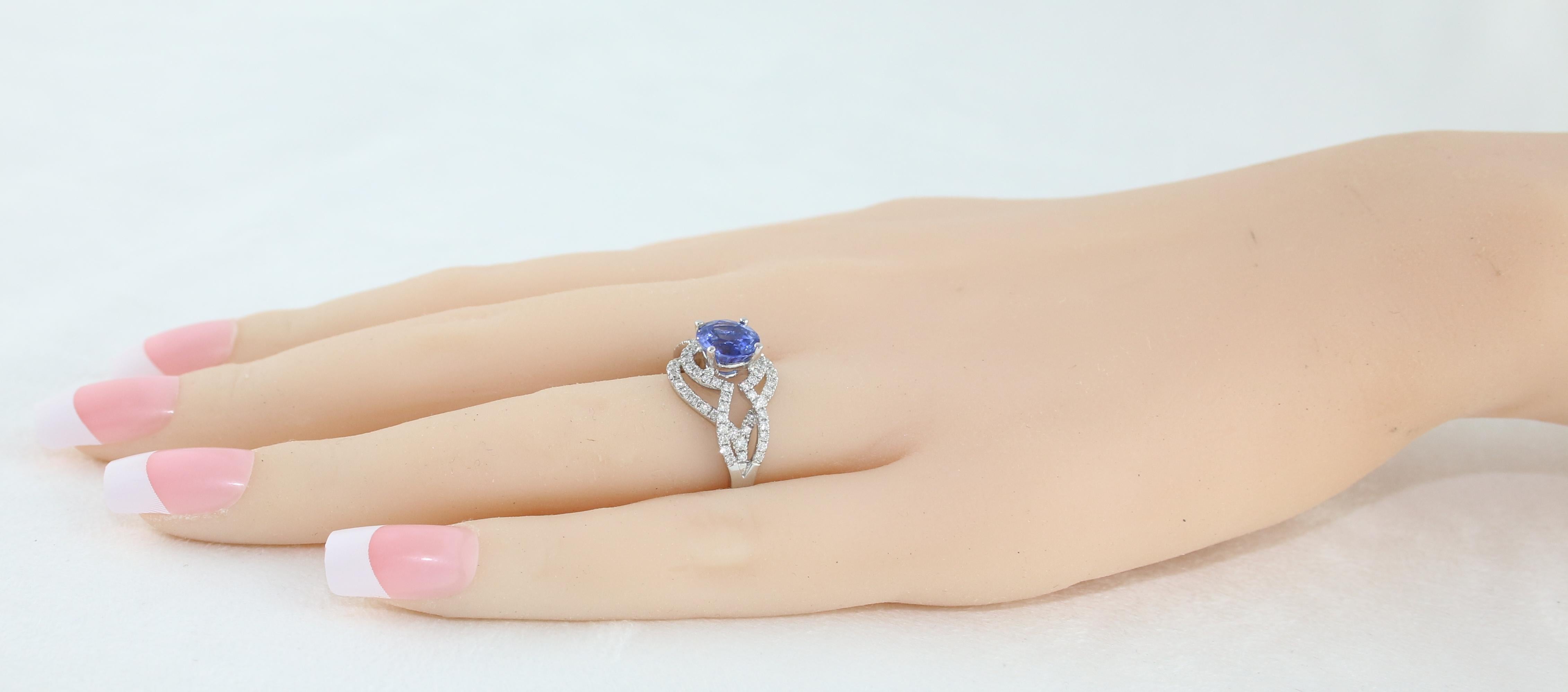 Bague en or avec saphir bleu rond certifié 2,01 carats et double halo de diamants Pour femmes en vente