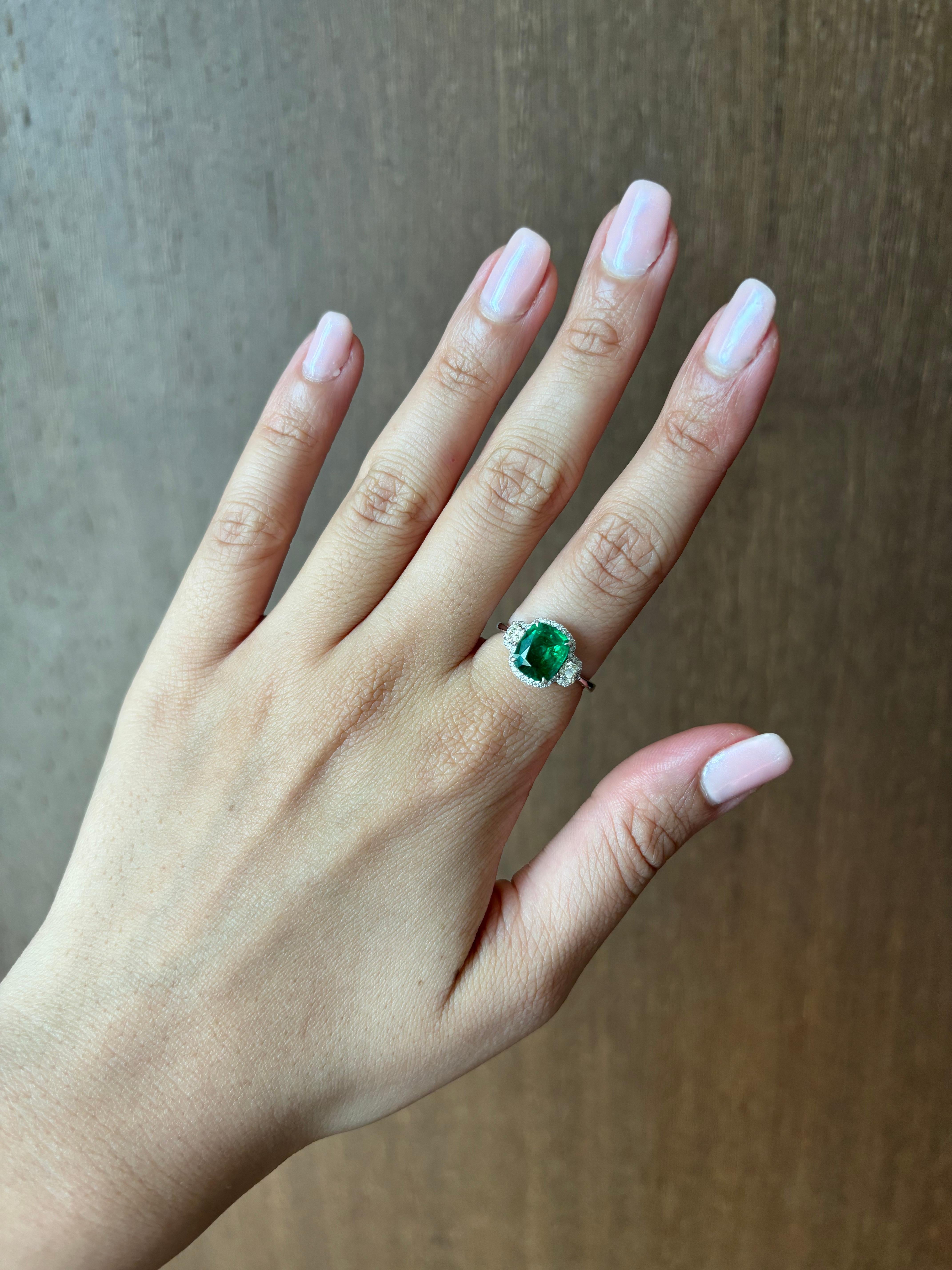 Zertifizierter 2,03 Karat sambischer Smaragd und Diamant-Verlobungsring mit drei Steinen im Angebot 4