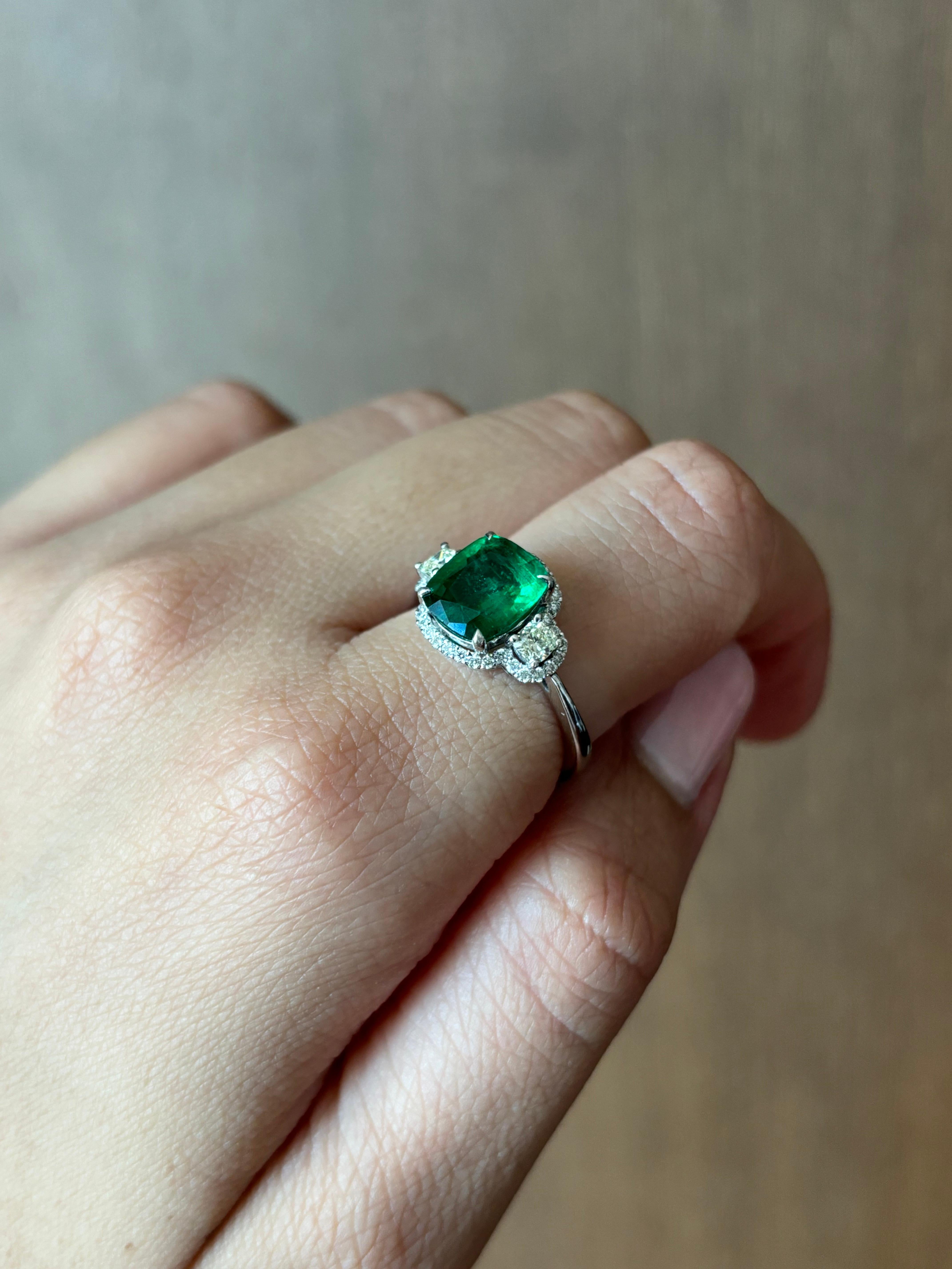 Zertifizierter 2,03 Karat sambischer Smaragd und Diamant-Verlobungsring mit drei Steinen im Angebot 5