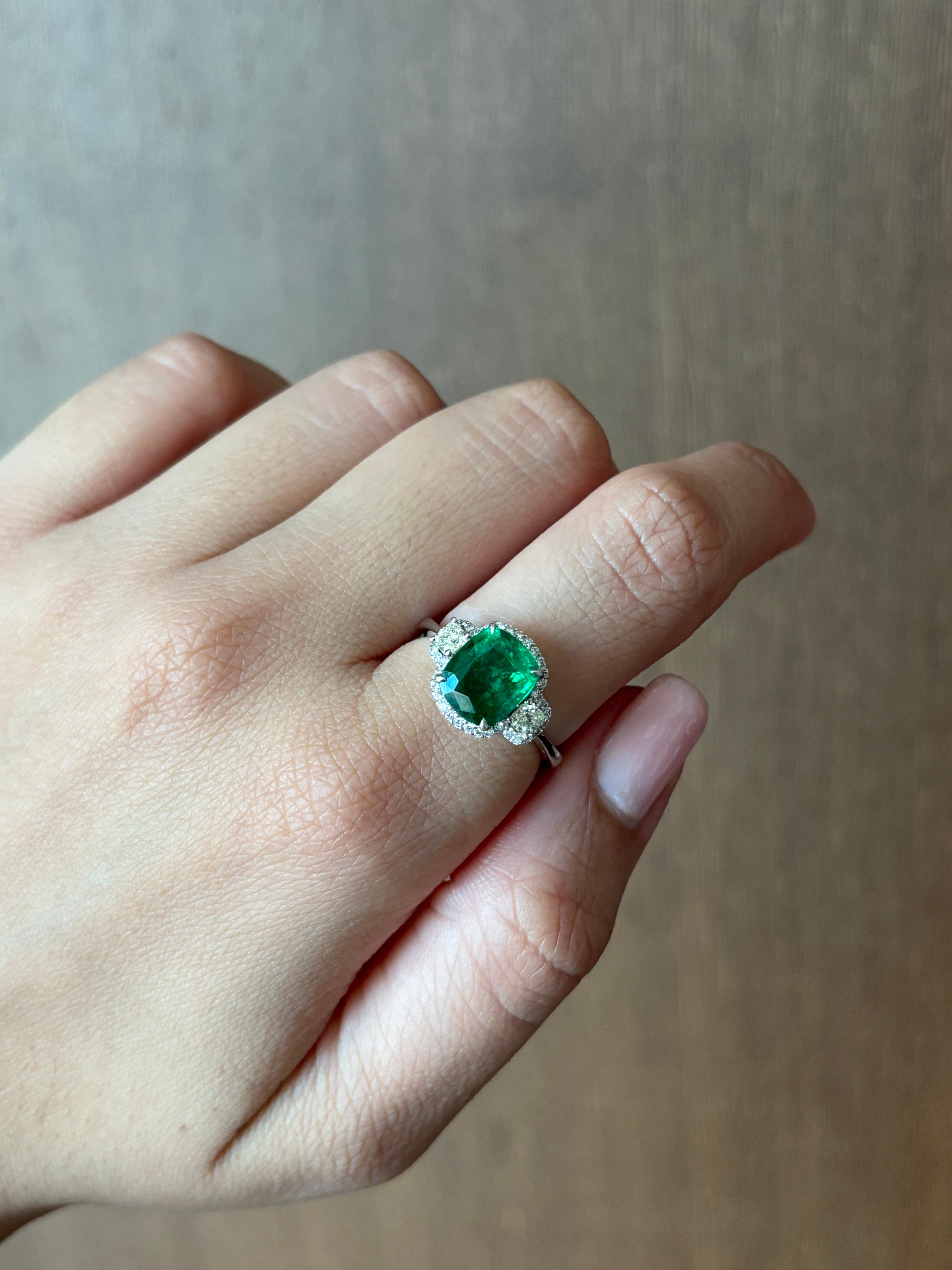 Zertifizierter 2,03 Karat sambischer Smaragd und Diamant-Verlobungsring mit drei Steinen im Angebot 6