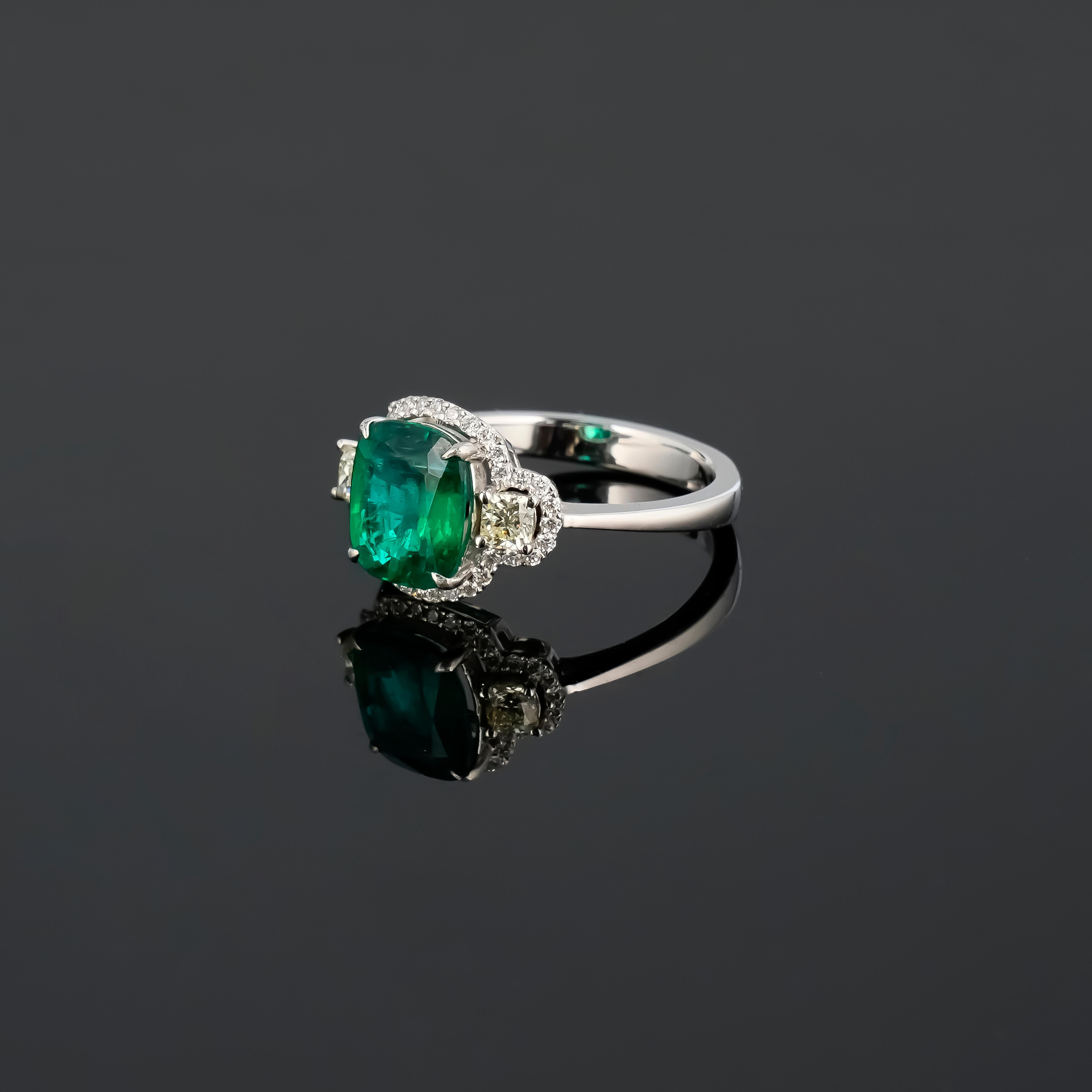 Zertifizierter 2,03 Karat sambischer Smaragd und Diamant-Verlobungsring mit drei Steinen (Moderne) im Angebot