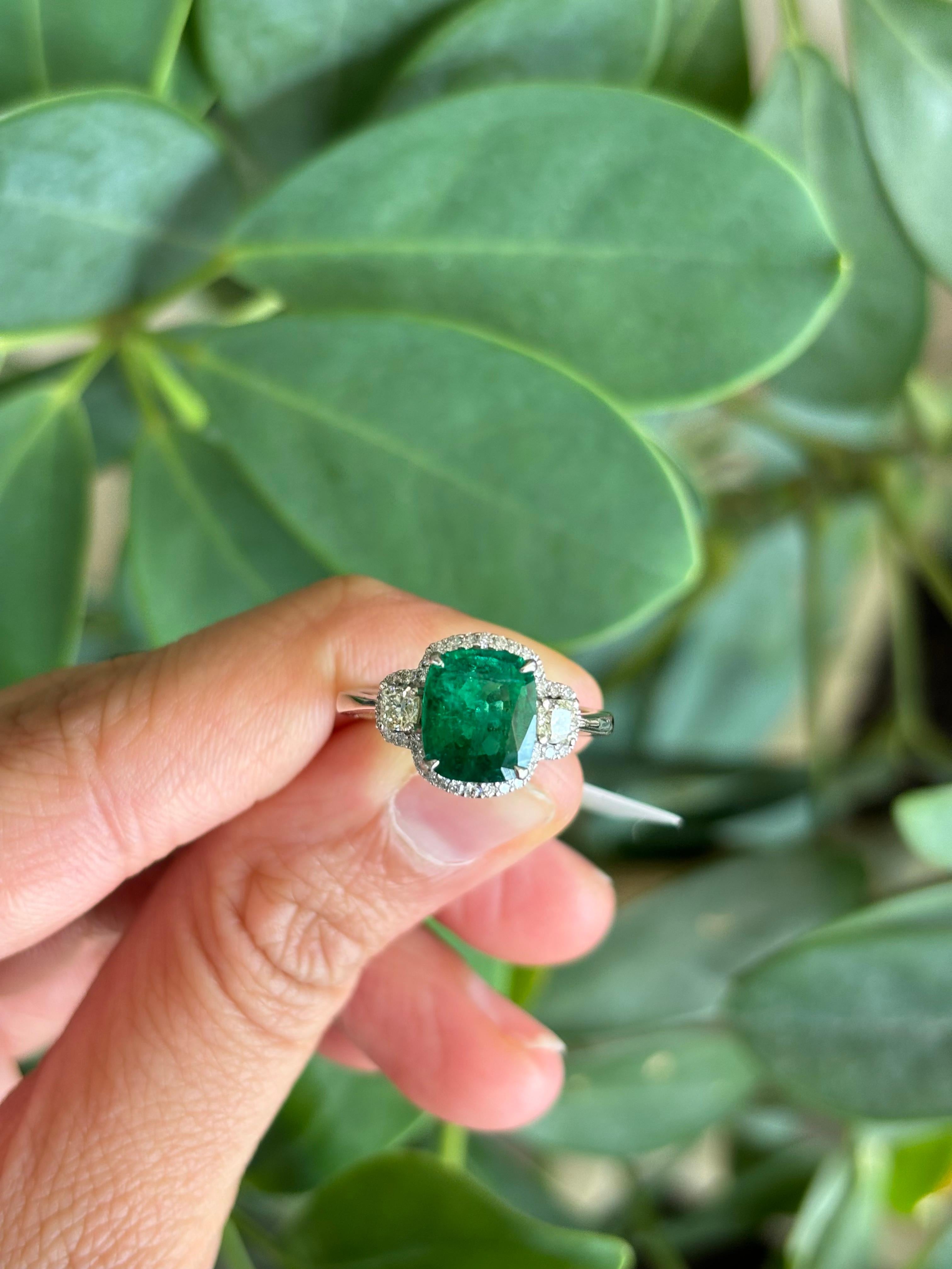 Zertifizierter 2,03 Karat sambischer Smaragd und Diamant-Verlobungsring mit drei Steinen Damen im Angebot