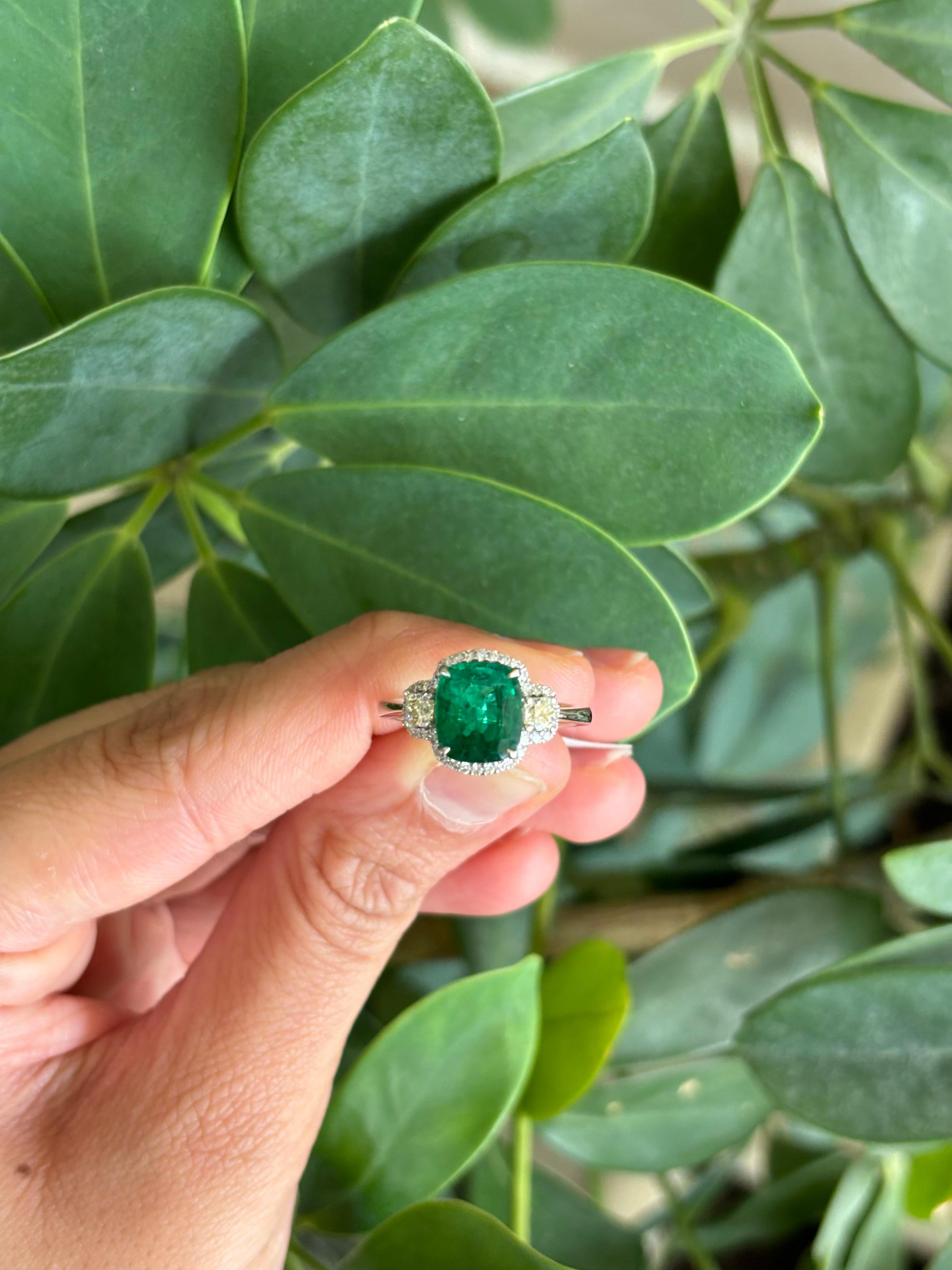 Zertifizierter 2,03 Karat sambischer Smaragd und Diamant-Verlobungsring mit drei Steinen im Angebot 1