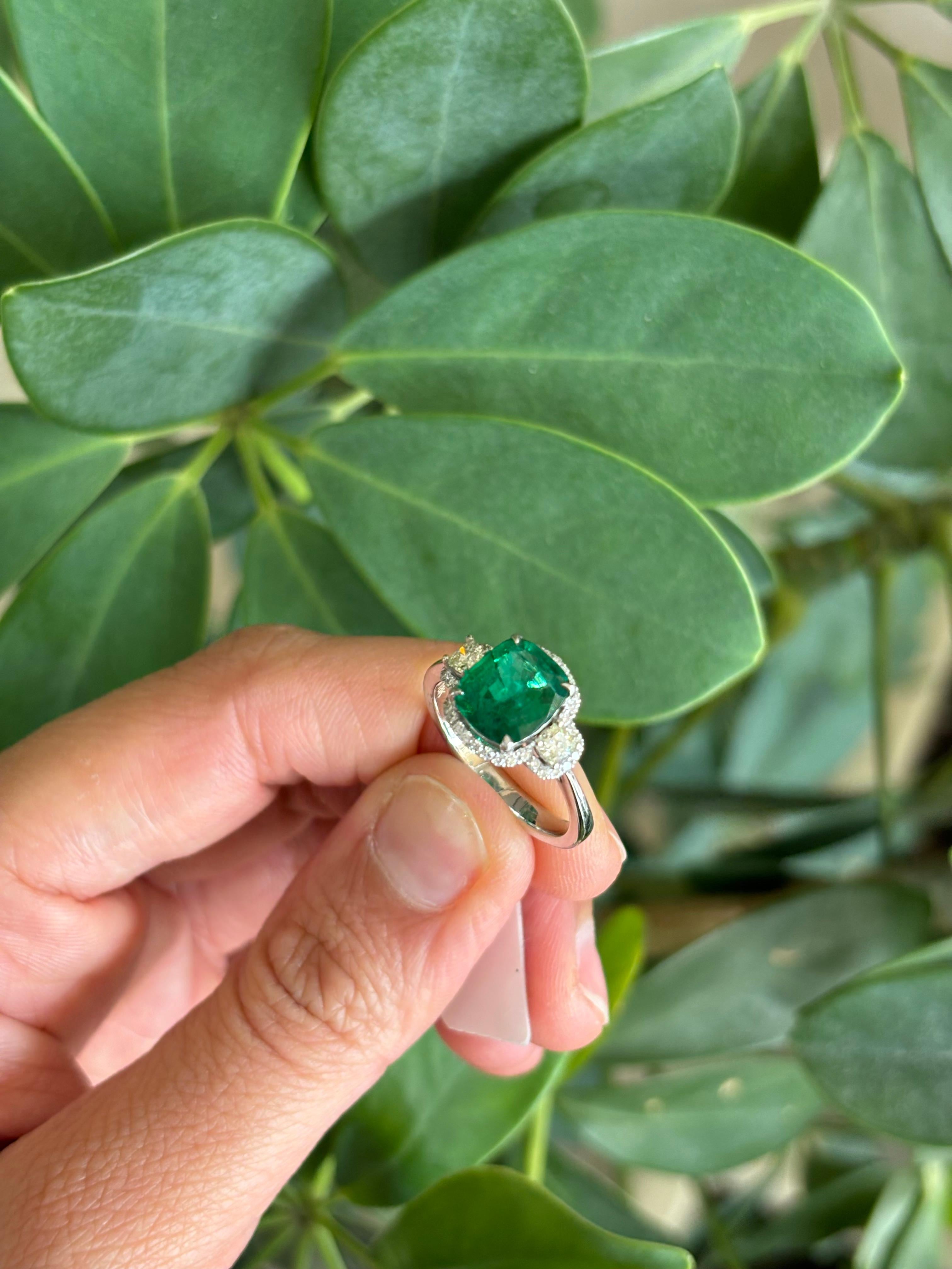 Zertifizierter 2,03 Karat sambischer Smaragd und Diamant-Verlobungsring mit drei Steinen im Angebot 2