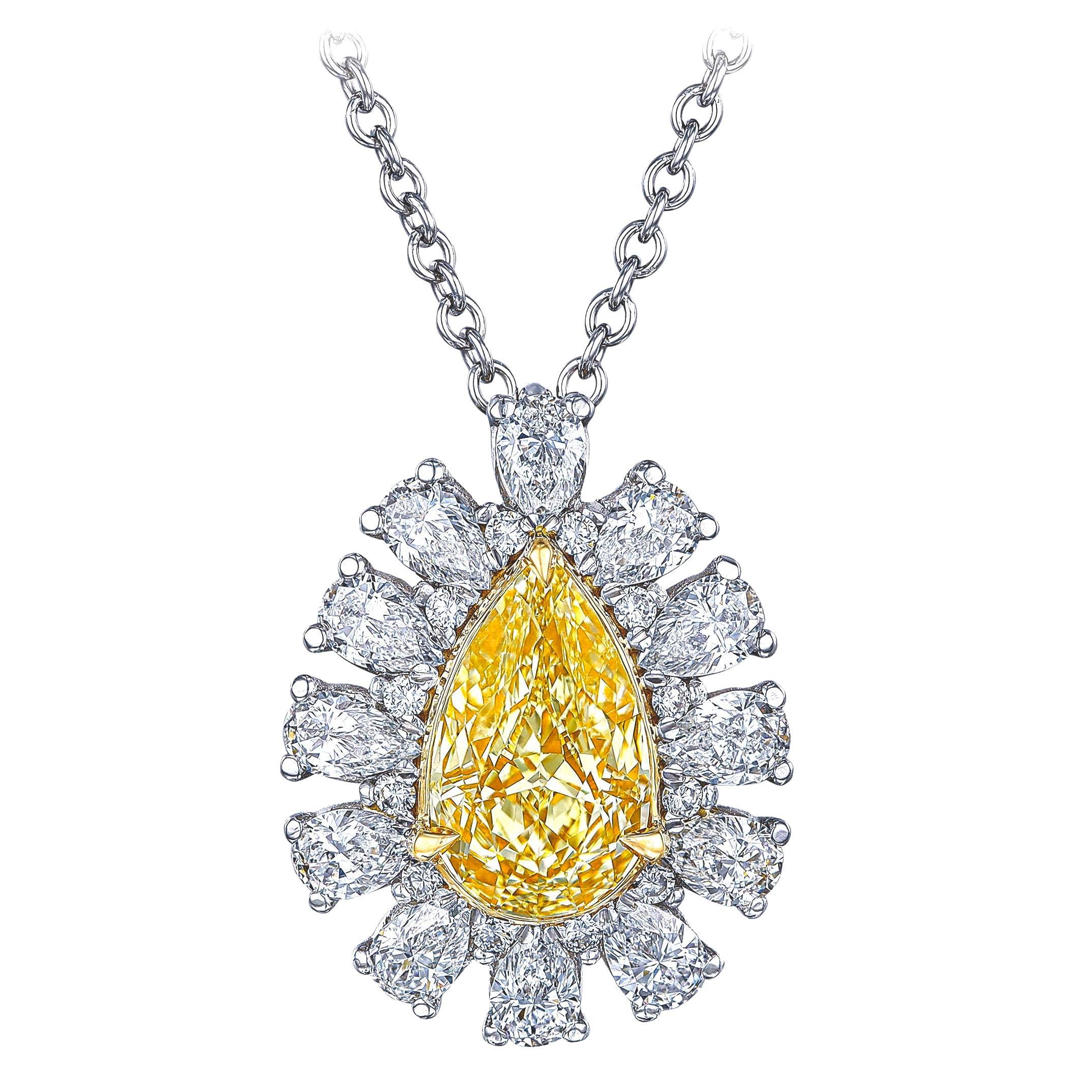 2.00 Ct Fancy Light Yellow Pear Shape Diamond Pendant Necklace (Collier de diamants en forme de poire) en vente