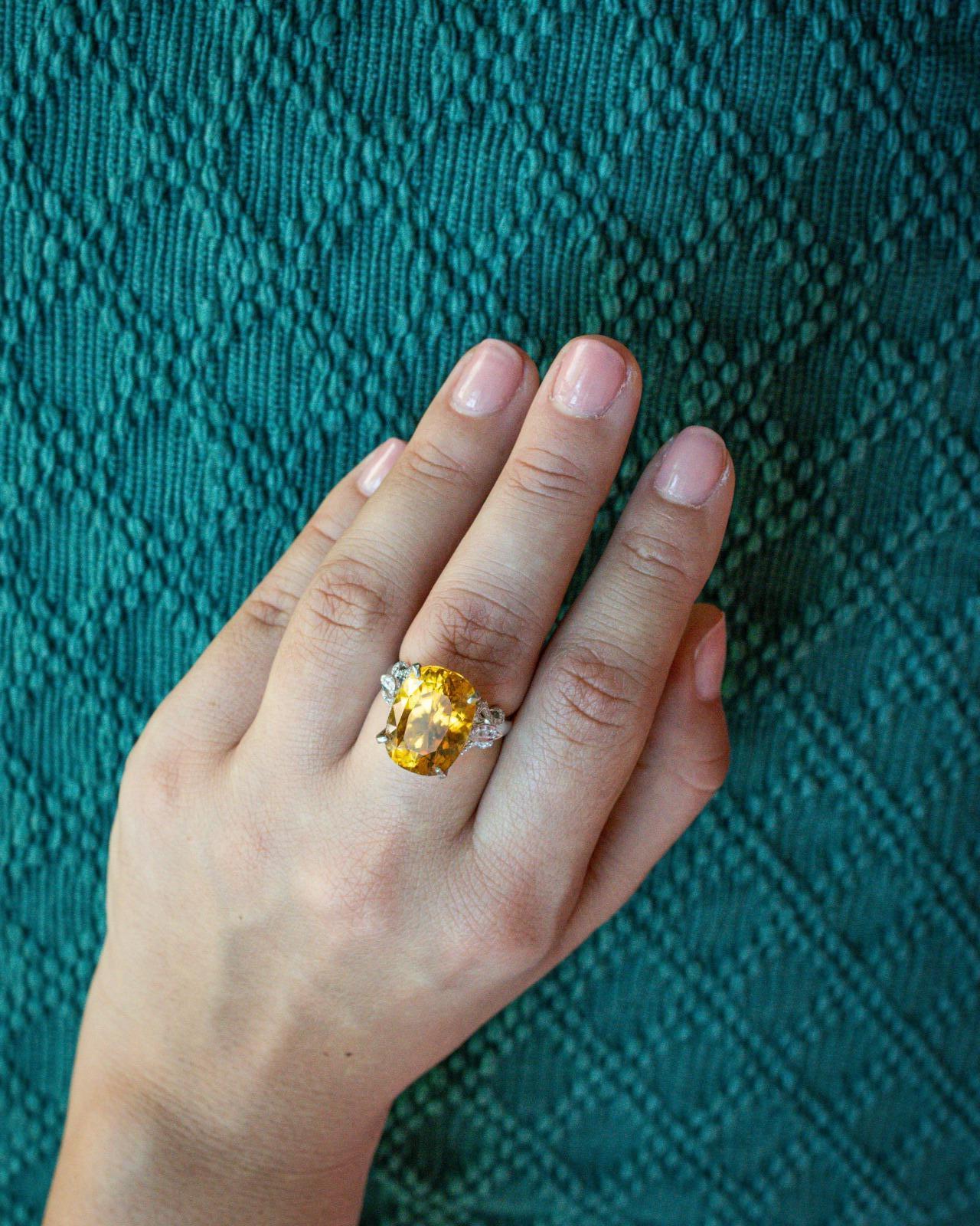 Bague cocktail en zircon jaune naturel certifié 20,38 carats et diamants Neuf - En vente à Bangkok, Thailand