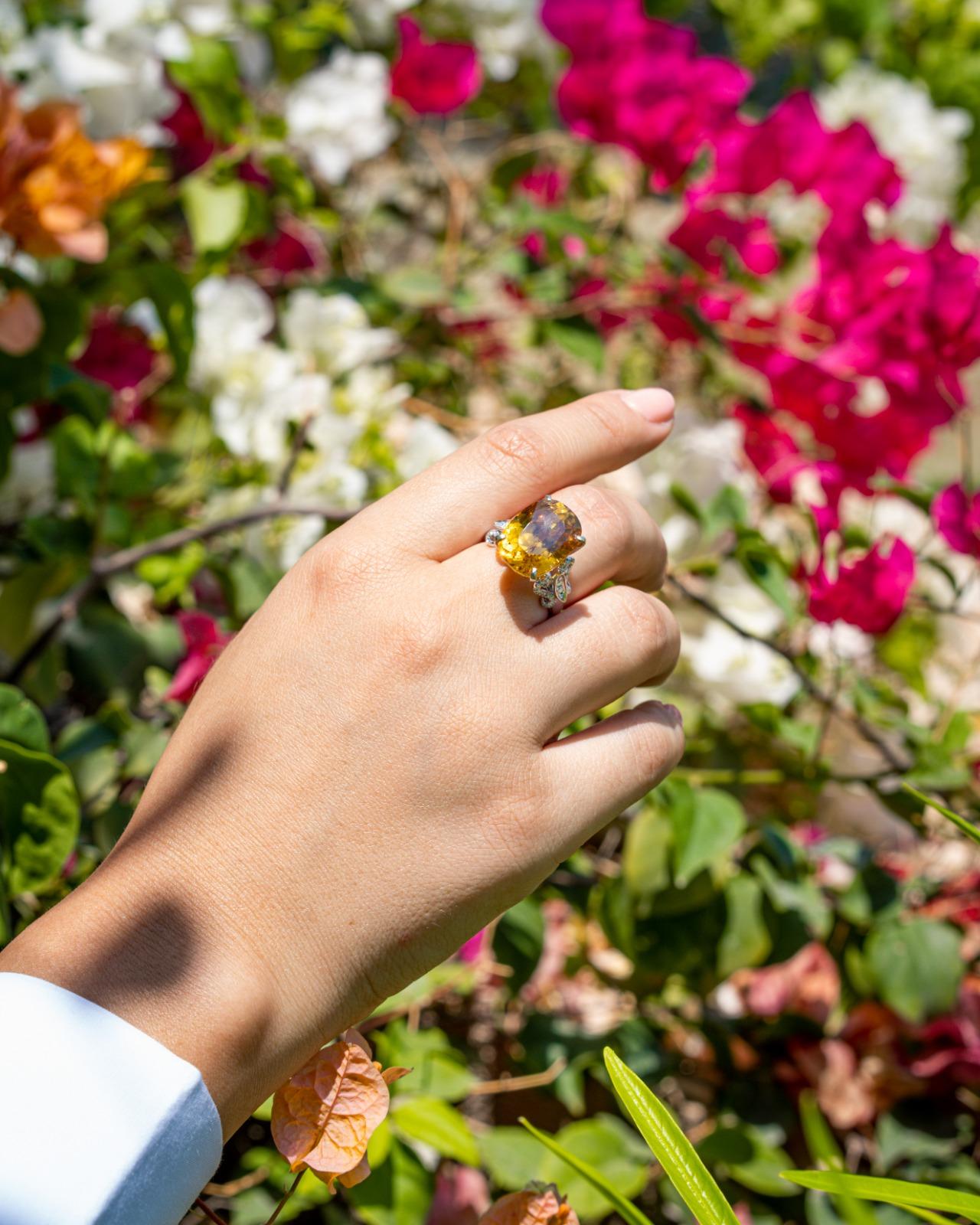 Women's or Men's Certified 20.38 Carat Natural Yellow Zircon and Diamond Cocktail Ring For Sale