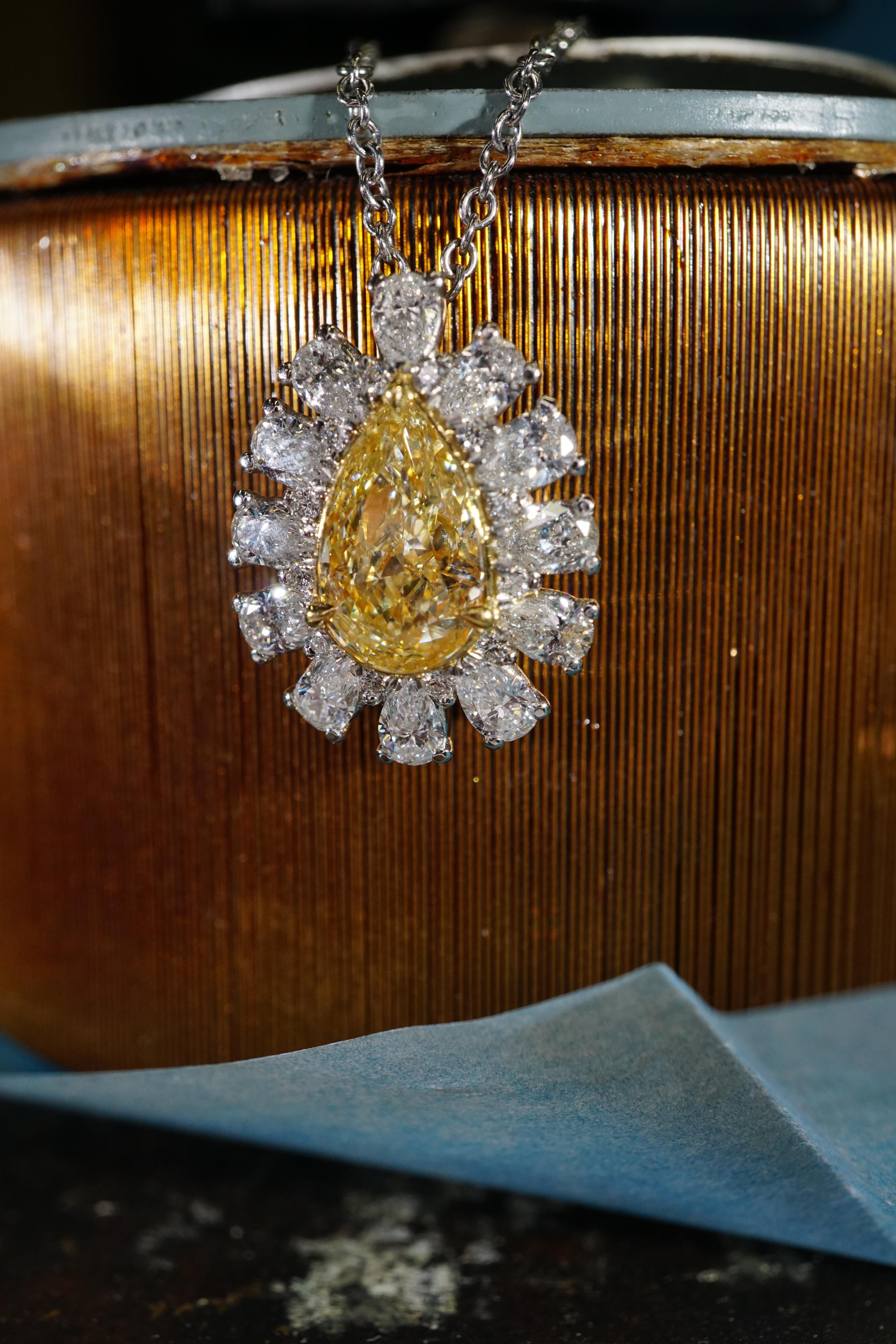 Certified 2.03ct Fancy Yellow Pear Shape Diamond Necklace In New Condition In New York, NY