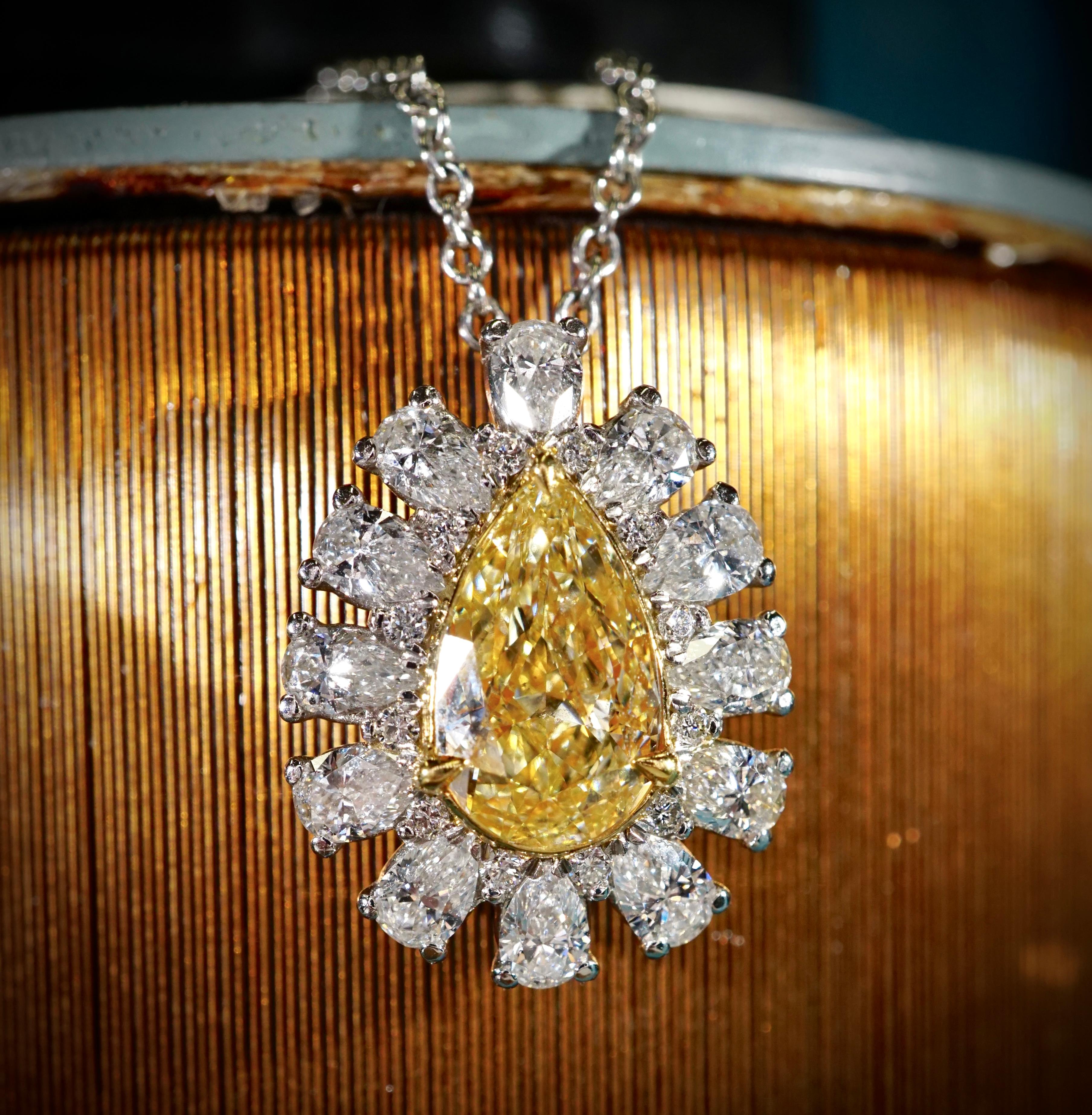 Diamantanhänger, mit IGI-Zertifikat Nummer 4703021671. Mittelstein: 2,03ct Fancy Light Yellow VS2 Pear Shape geschliffener natürlicher Diamant. Abmessungen: 11,2 x 6,7 mm. Seitliche Steine: 12 Diamanten im Birnenschliff D-E-F SI1/SI2. Abmessungen: