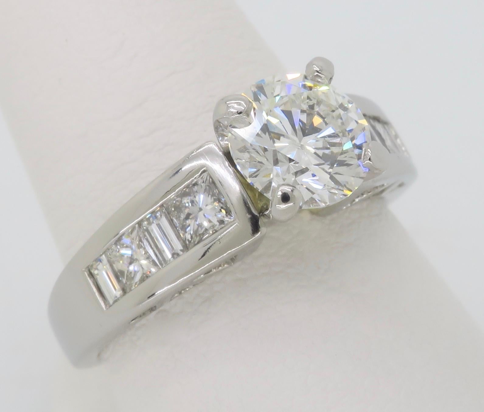 Zertifizierter 2,03 Karat Diamantring aus Platin  für Damen oder Herren im Angebot