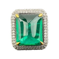 Bague cocktail en diamants et émeraude cabochon pain de sucre certifiée 20,4 carats