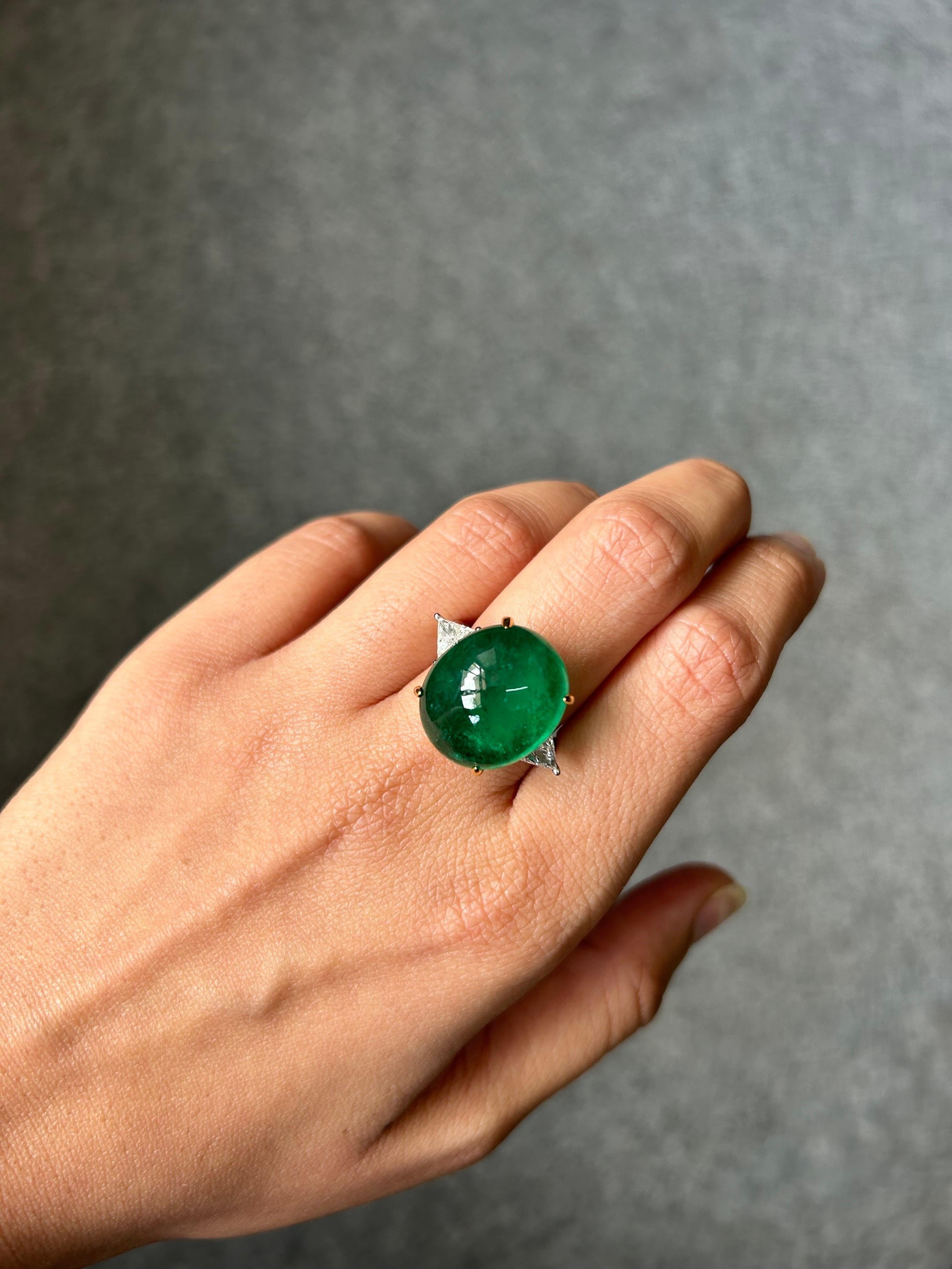 Certified 20.47 Carat Emerald Cabochon Three Stone Engagement Ring In New Condition For Sale In Bangkok, Thailand