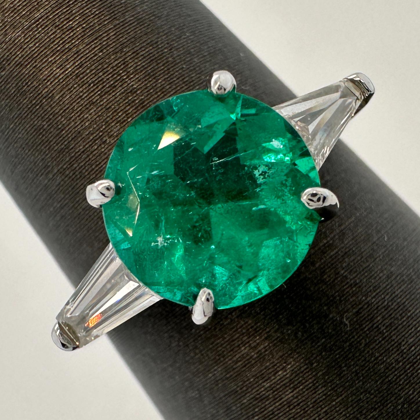Certified 2.05 Carat Colombian Emerald in Platinum 3-Stone Engagement Ring For Sale 1