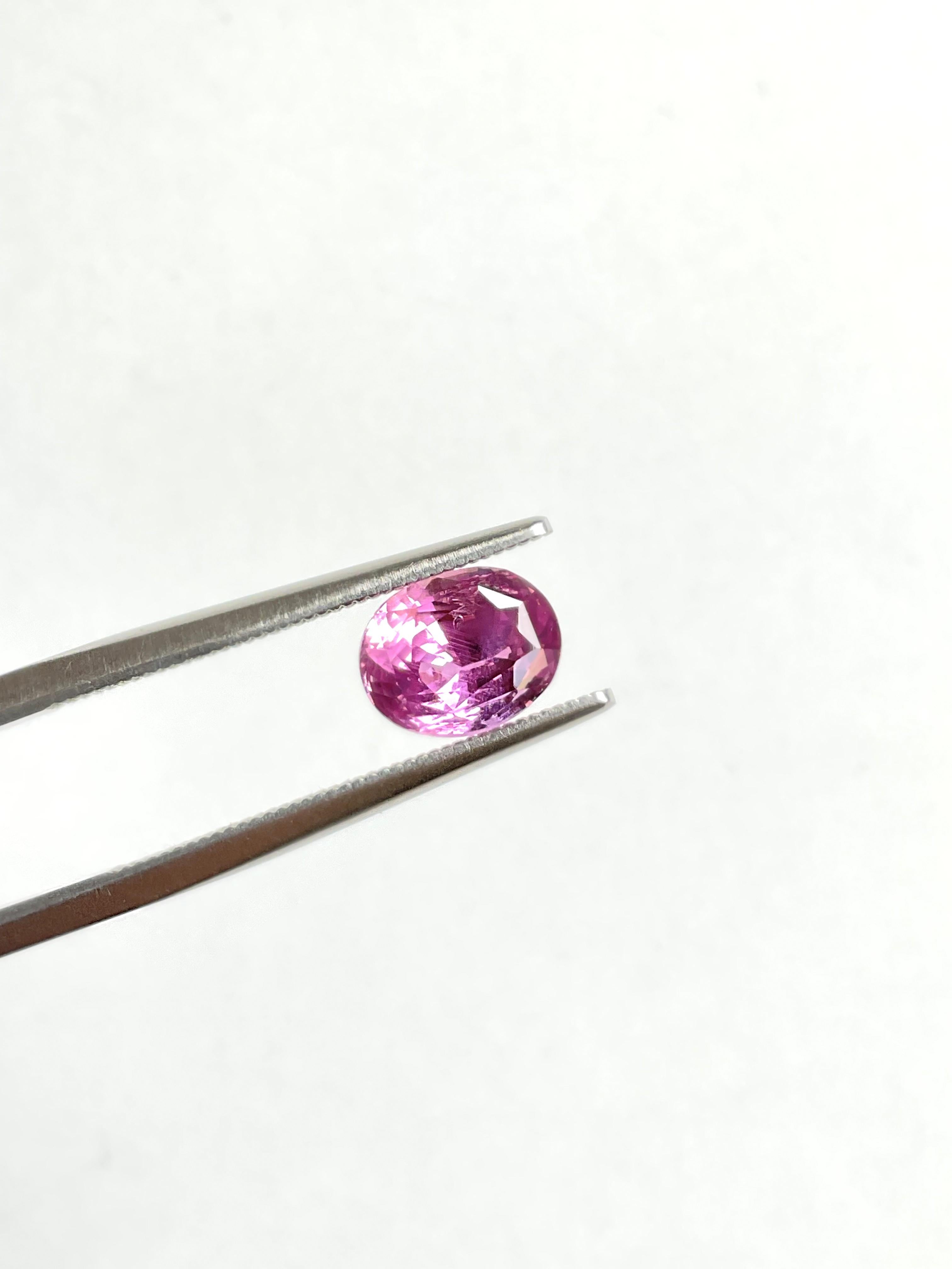Women's or Men's Certified 2.06 Carats No heat Sri-Lanka Pink Sapphire Oval Cutstone Natural gem For Sale