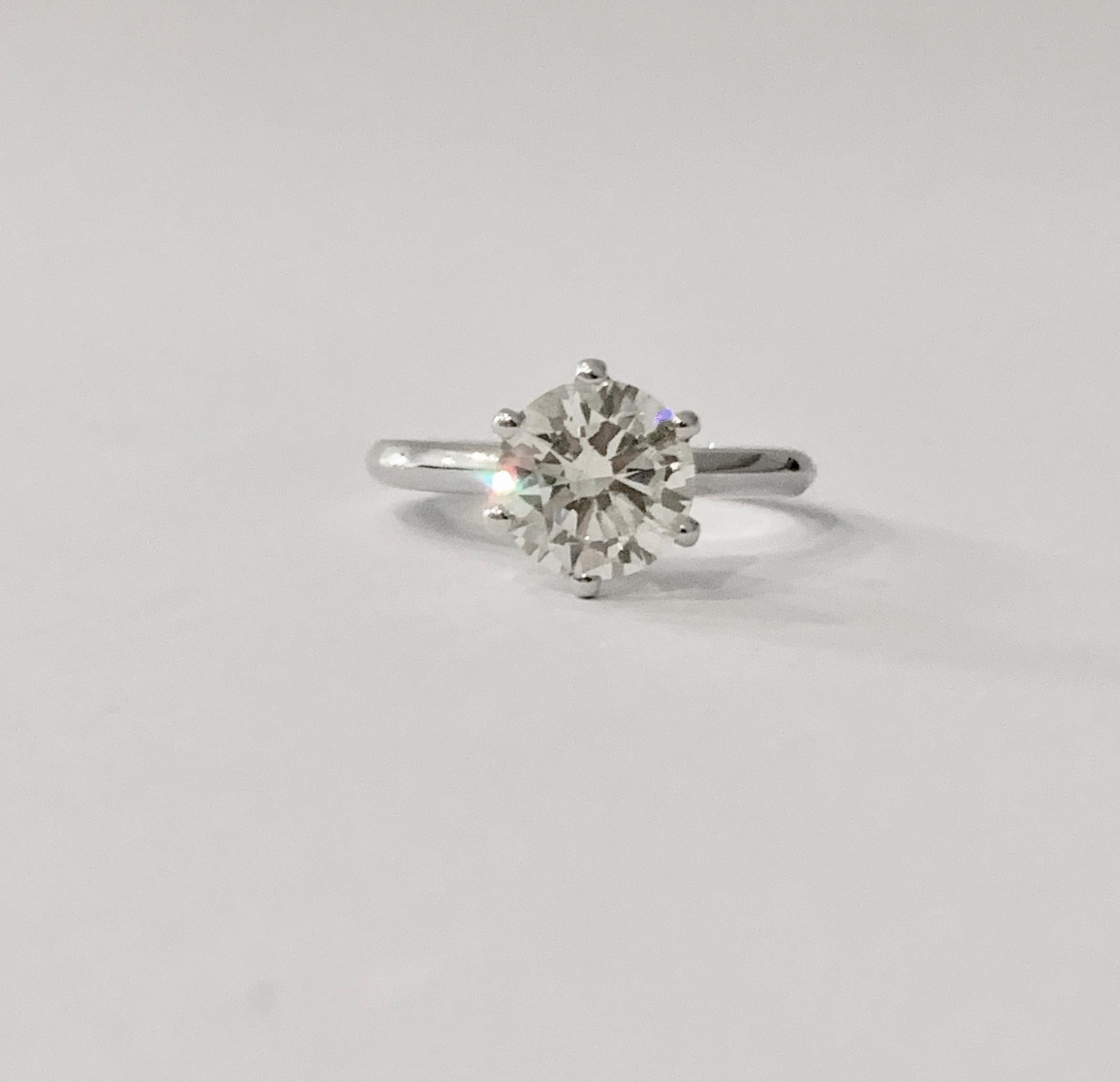Certified 2.08 Carat Round Brilliant Cut Diamond Ring in 18 Carat White Gold In New Condition For Sale In Chislehurst, Kent