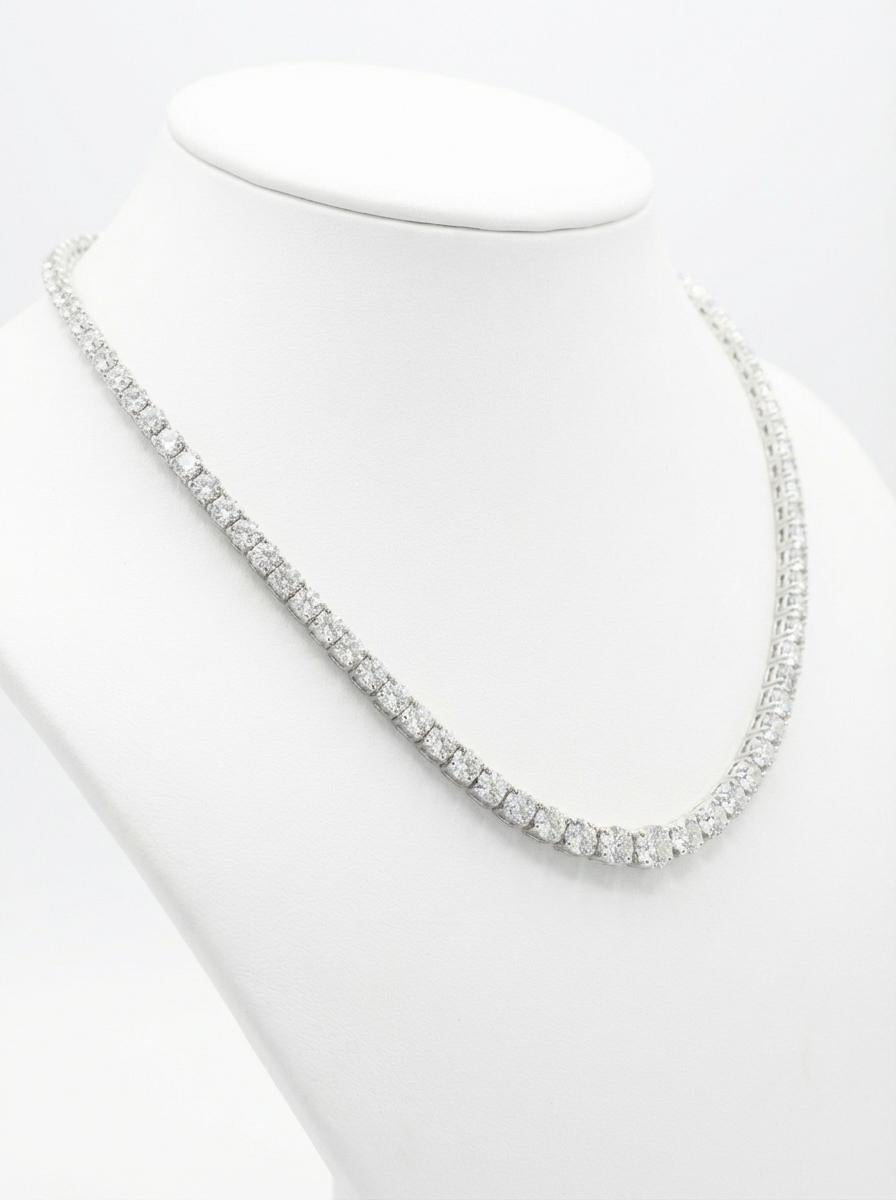 Questa spettacolare collana tennis con diamanti graduati mette in mostra un totale di 21,00 carati di diamanti naturali, magistralmente incastonati in un lussuoso oro bianco 18 carati. Al centro si trova un importante diamante da 1,03 carati, che