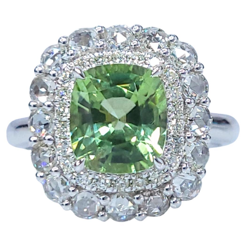 Anillo de oro blanco de 18 quilates con peridoto birmano y diamantes certificados de 2,10 quilates
