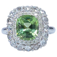 Anillo de oro blanco de 18 quilates con peridoto birmano y diamantes certificados de 2,10 quilates