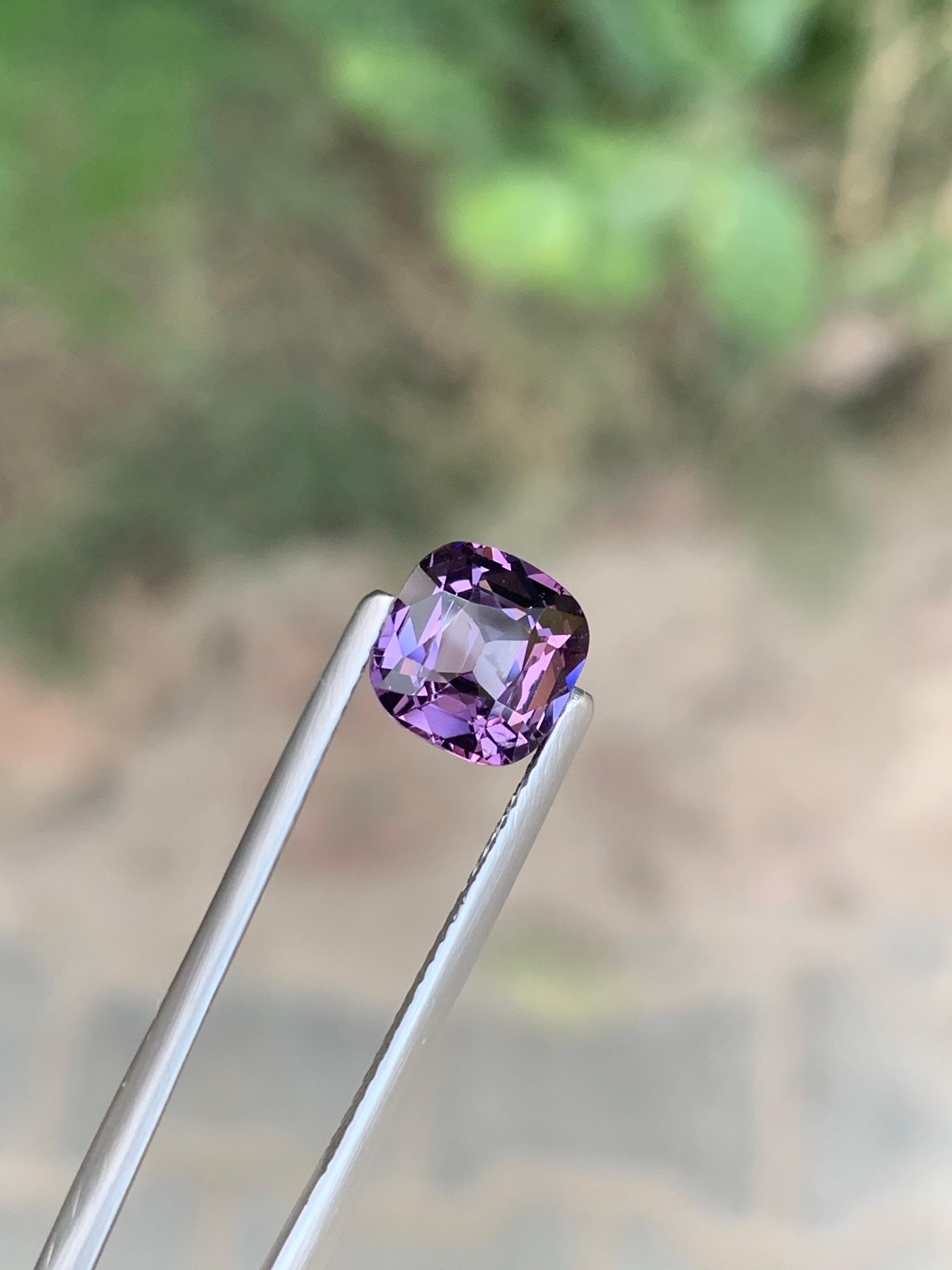 Certified 2.10 Carat Natural Loose Lavender Spinel Cushion Cut Gemstone (pierre précieuse de 2,10 carats, taille coussin) en vente 6
