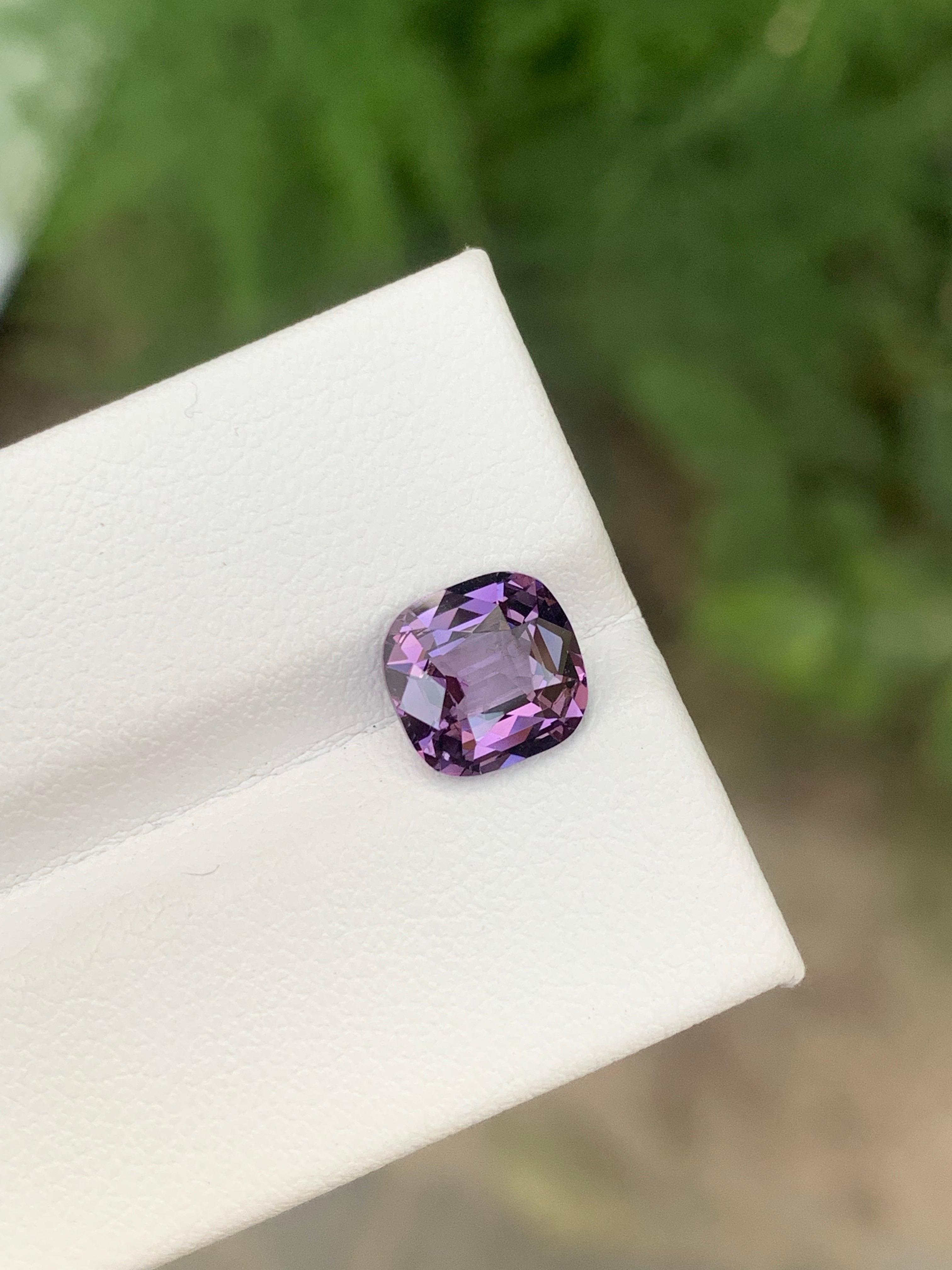 Arts and Crafts Certified 2.10 Carat Natural Loose Lavender Spinel Cushion Cut Gemstone (pierre précieuse de 2,10 carats, taille coussin) en vente