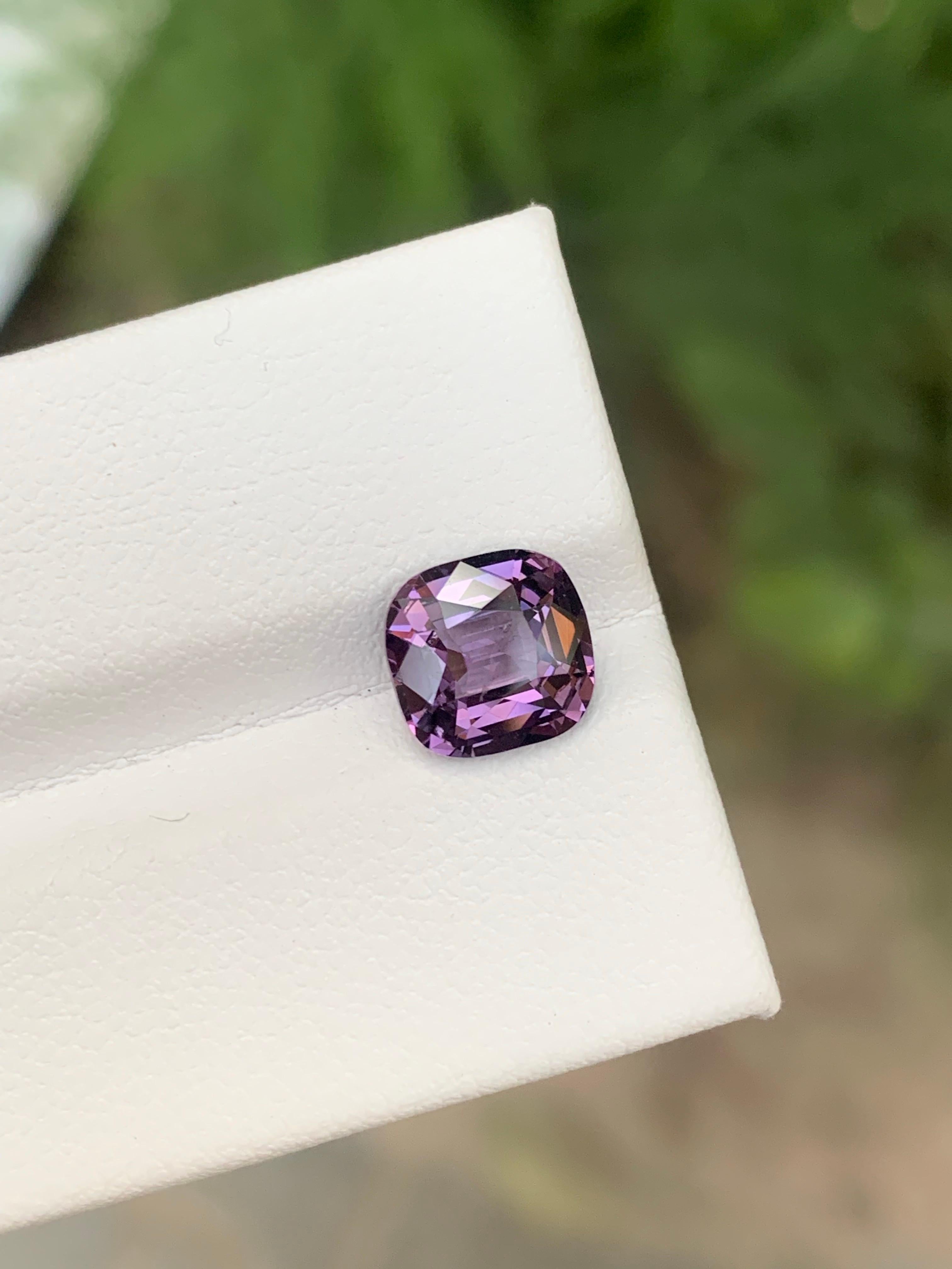 Taille coussin Certified 2.10 Carat Natural Loose Lavender Spinel Cushion Cut Gemstone (pierre précieuse de 2,10 carats, taille coussin) en vente