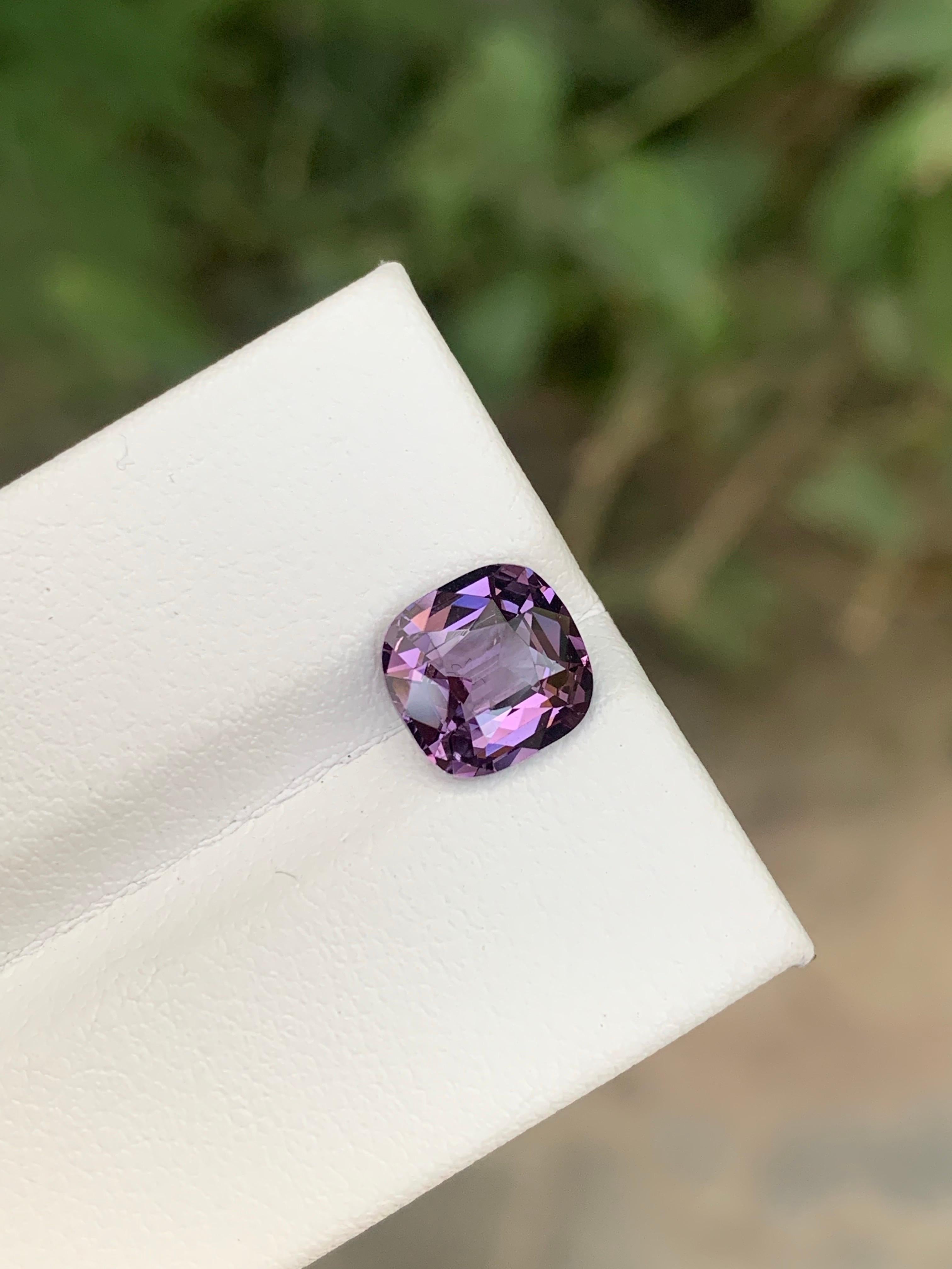 Certified 2.10 Carat Natural Loose Lavender Spinel Cushion Cut Gemstone (pierre précieuse de 2,10 carats, taille coussin) en vente 2