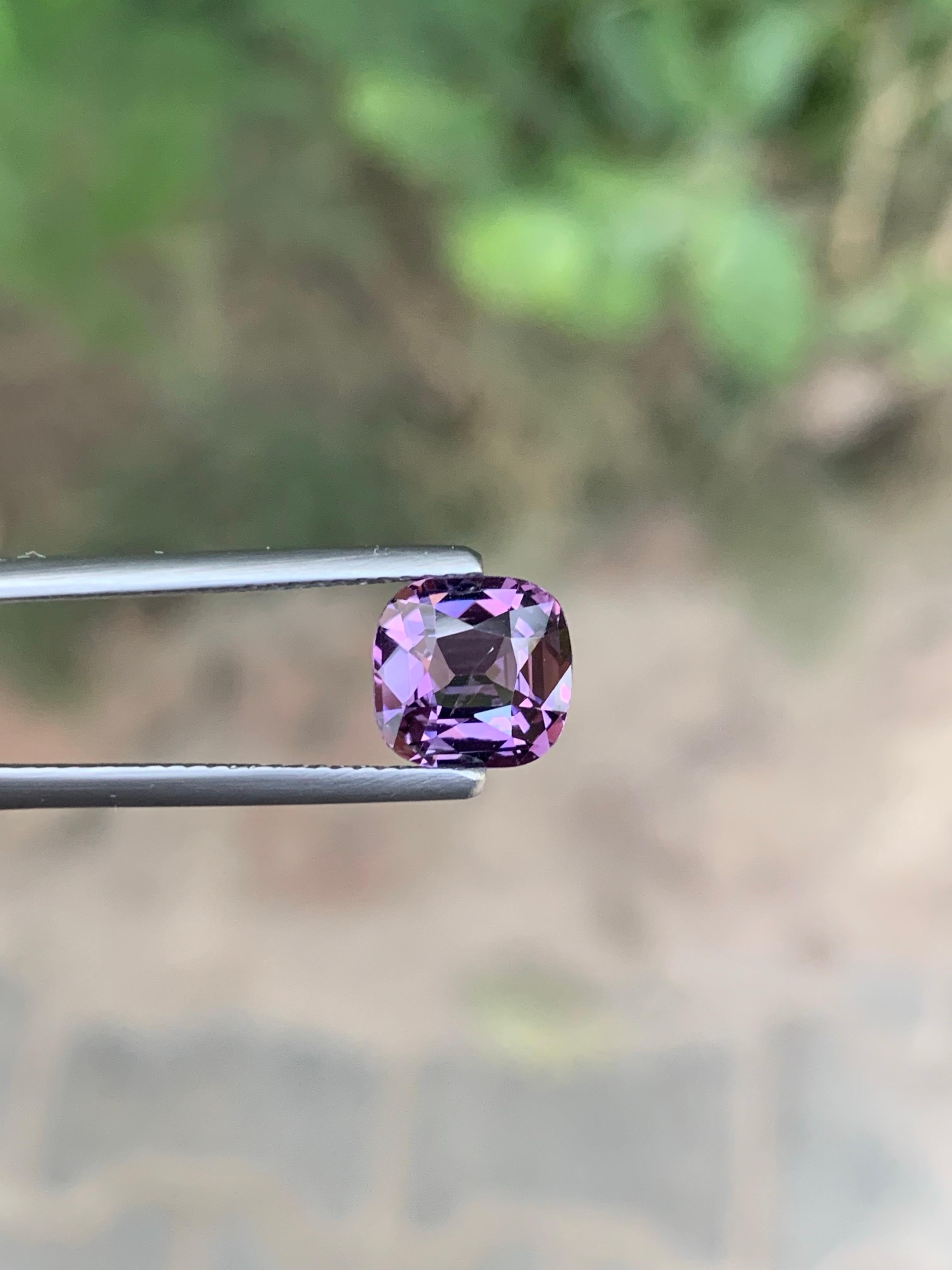 Certified 2.10 Carat Natural Loose Lavender Spinel Cushion Cut Gemstone (pierre précieuse de 2,10 carats, taille coussin) en vente 3