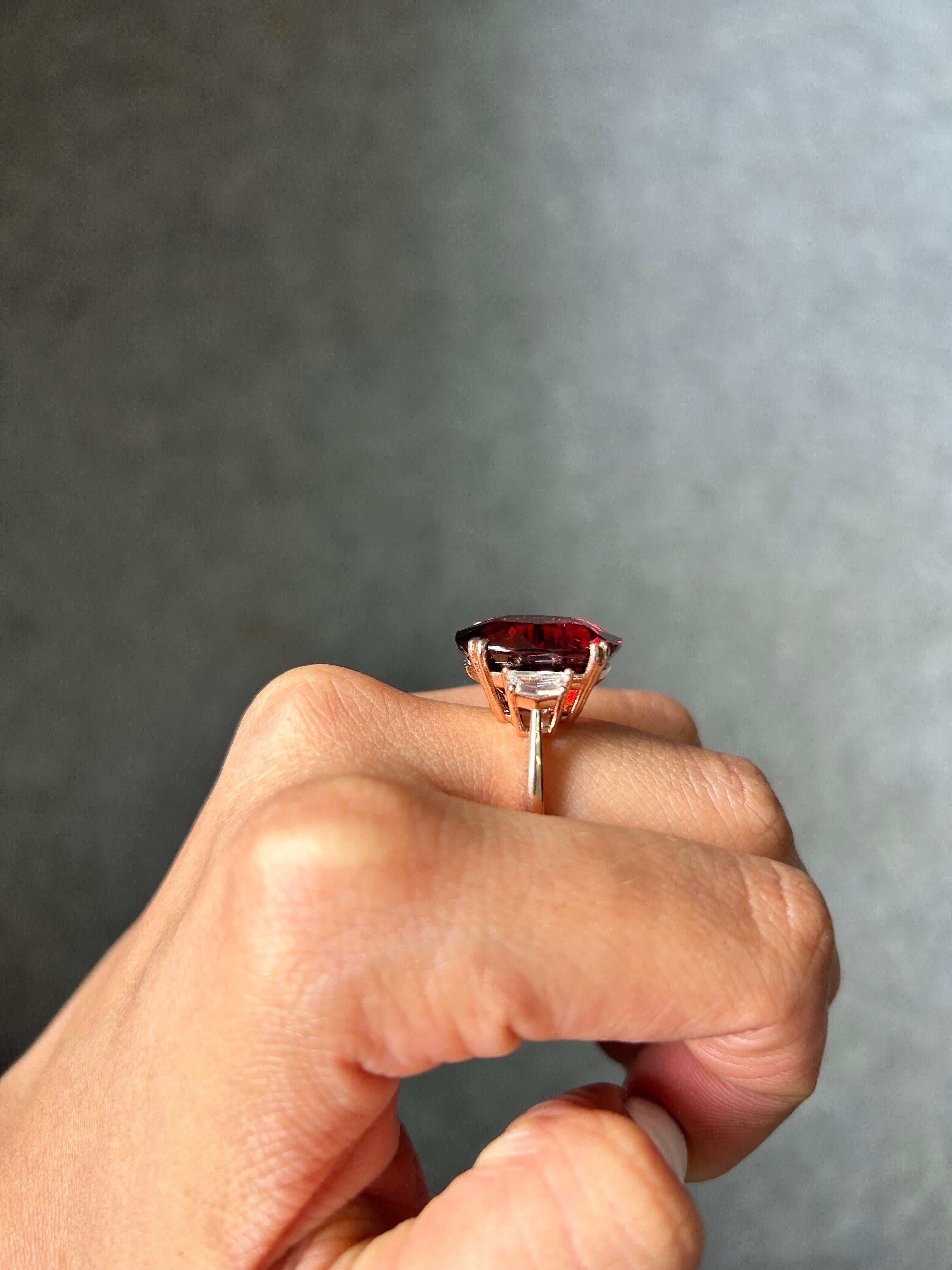 Bague de fiançailles à trois pierres en grenat mandarin certifié 21,03 carats et diamants Neuf - En vente à Bangkok, Thailand