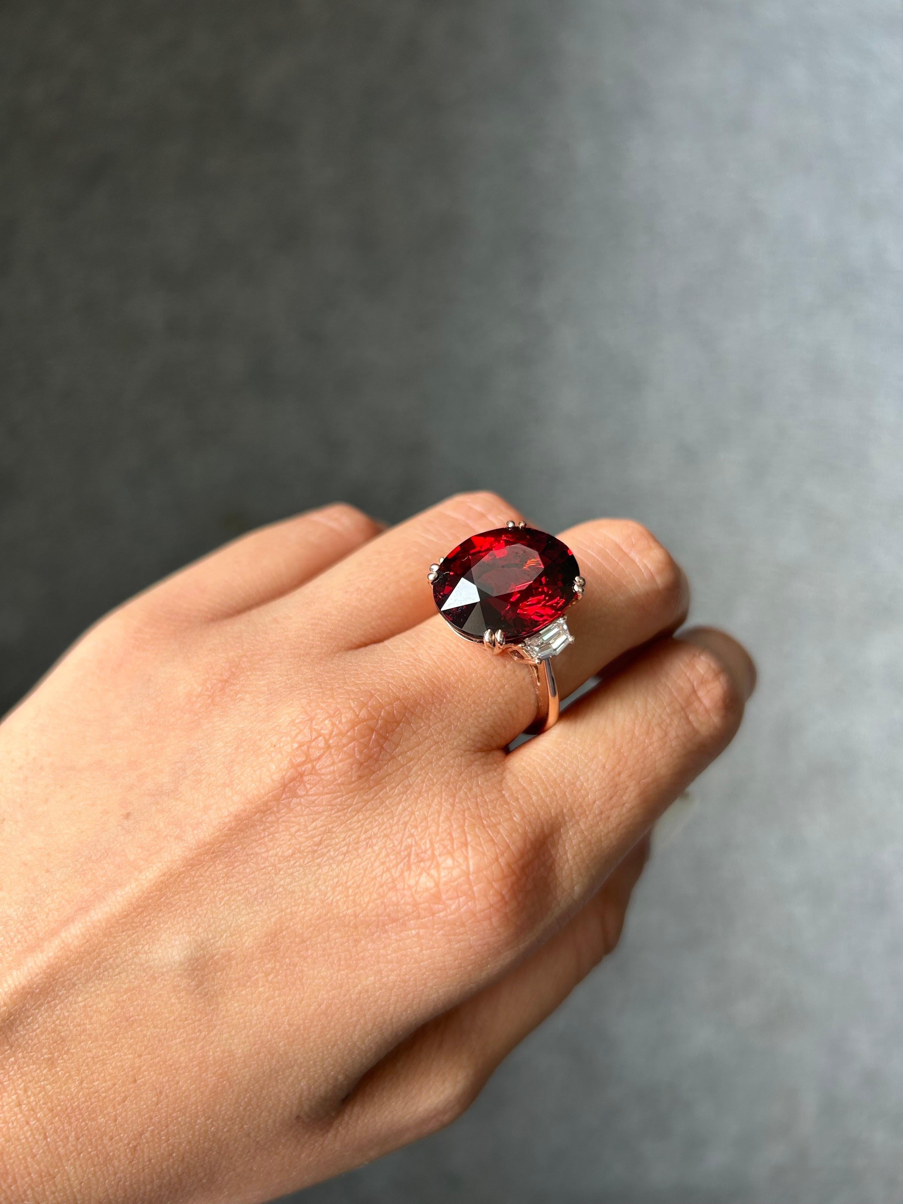 Women's or Men's Certified 21.03 Carat Mandarin Garnet and Diamond Three-Stone Engagement Ring For Sale