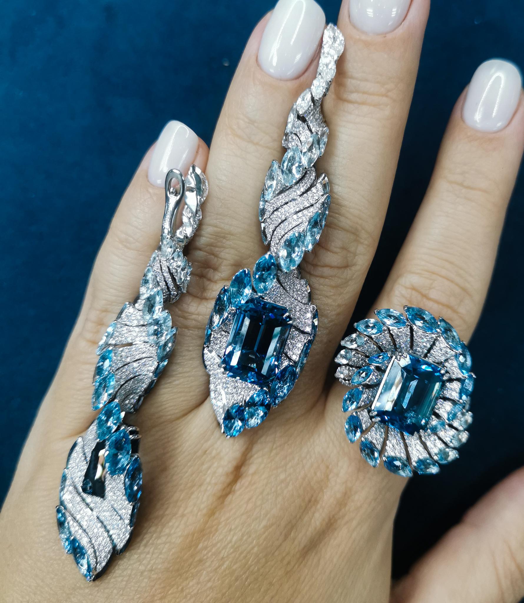 Contemporary Certified 21.26 Carat Santa Maria Aquamarine Diamond 18 Karat White Gold Suite