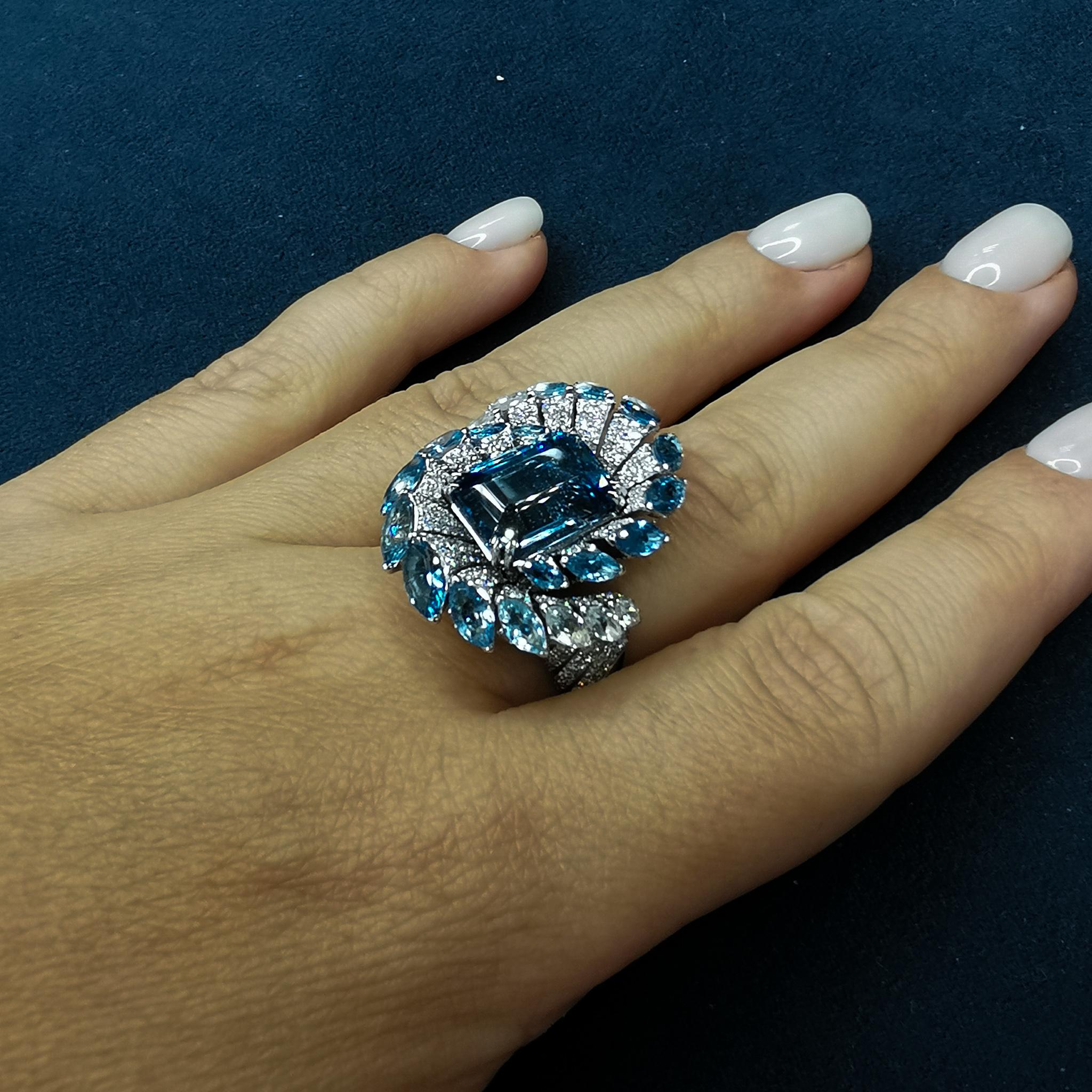 Certified 21.26 Carat Santa Maria Aquamarine Diamond 18 Karat White Gold Suite In New Condition In Bangkok, TH