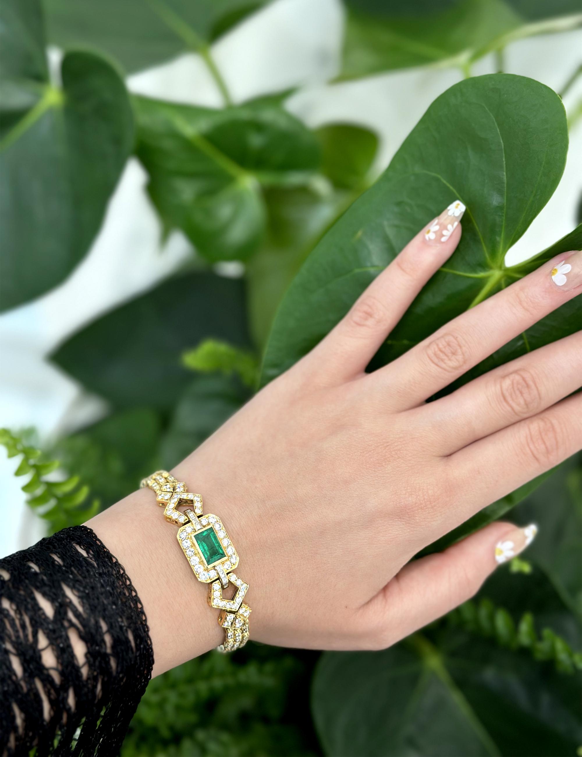 Certified 2.13 Carat Emerald and Diamond 18 Kt Gold Bracelet In New Condition For Sale In Monte Carlo, MC