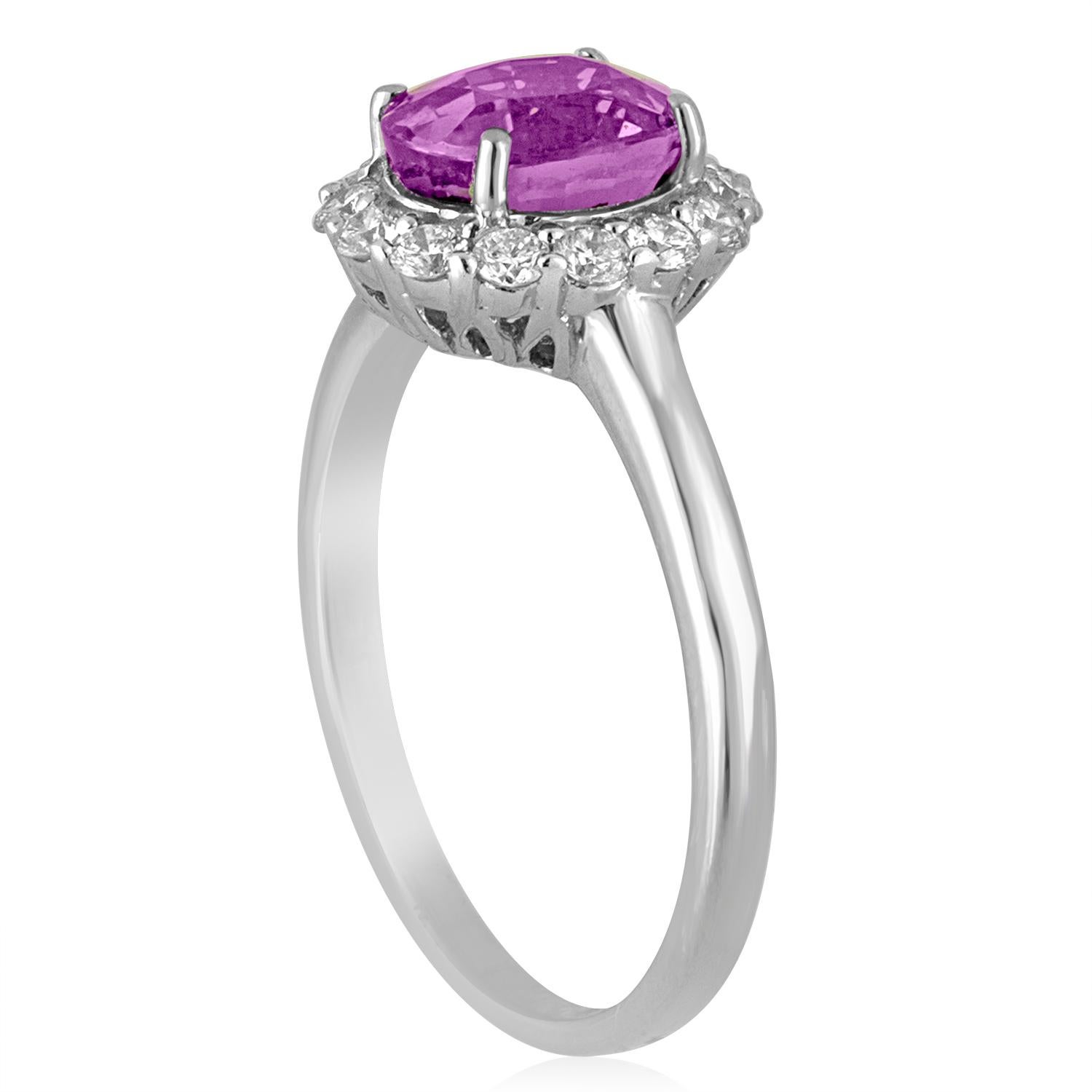 Belle bague ovale en forme de halo.
La bague est en or blanc 18 carats.
La pierre centrale est un saphir violet de forme ovale de 2,13 carats.
Le Saphir est chauffé et est certifié par LAPIS.
La bague a 0.39 carats F/G VS/SI
L'anneau est une taille