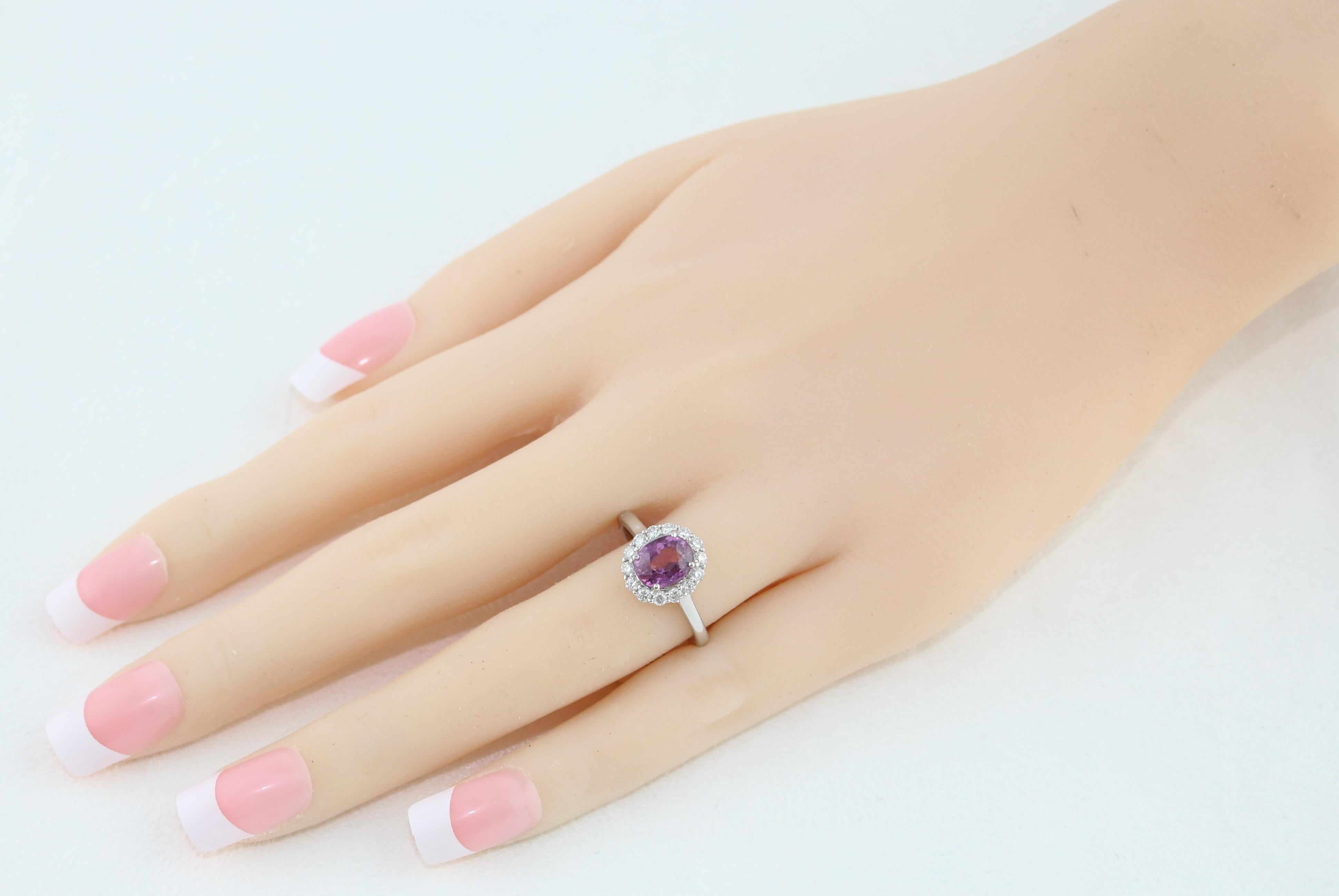 Contemporain Bague en or avec saphir violet ovale certifié 2,13 carats et halo de diamants en vente
