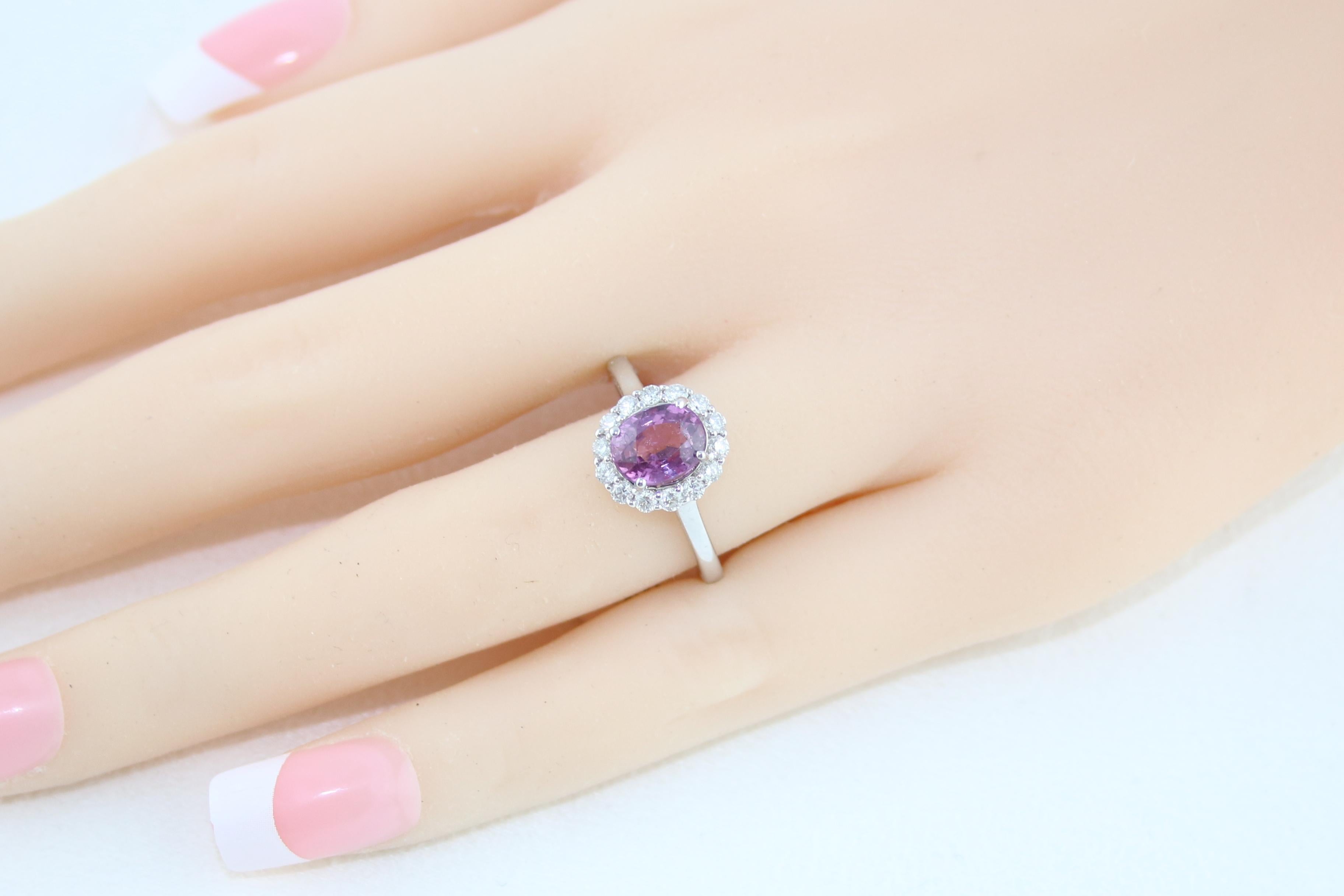 Anello d'oro certificato con zaffiro viola ovale e diamante aureolato da 2,13 carati in vendita 2
