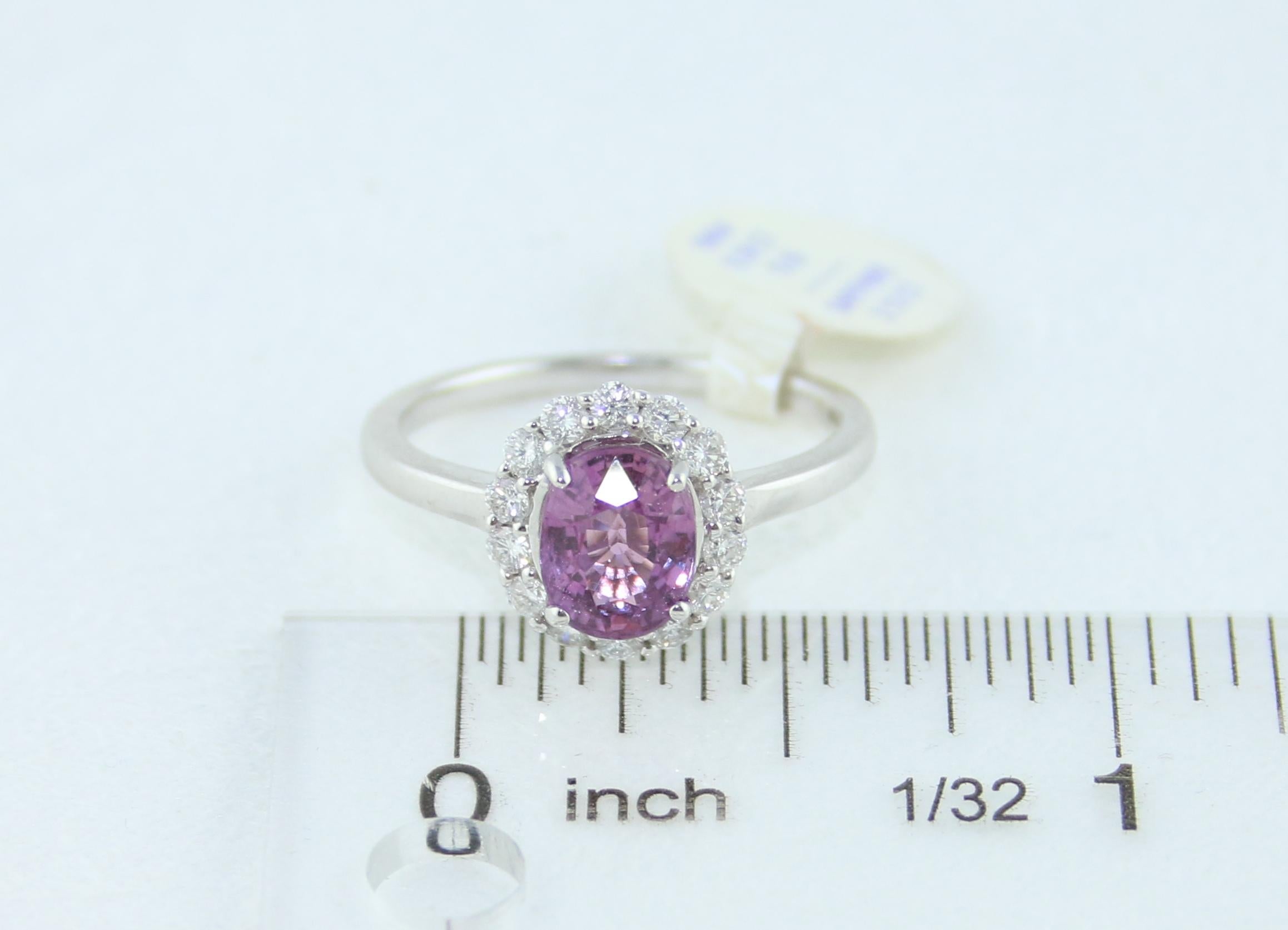 Bague en or avec saphir violet ovale certifié 2,13 carats et halo de diamants en vente 3