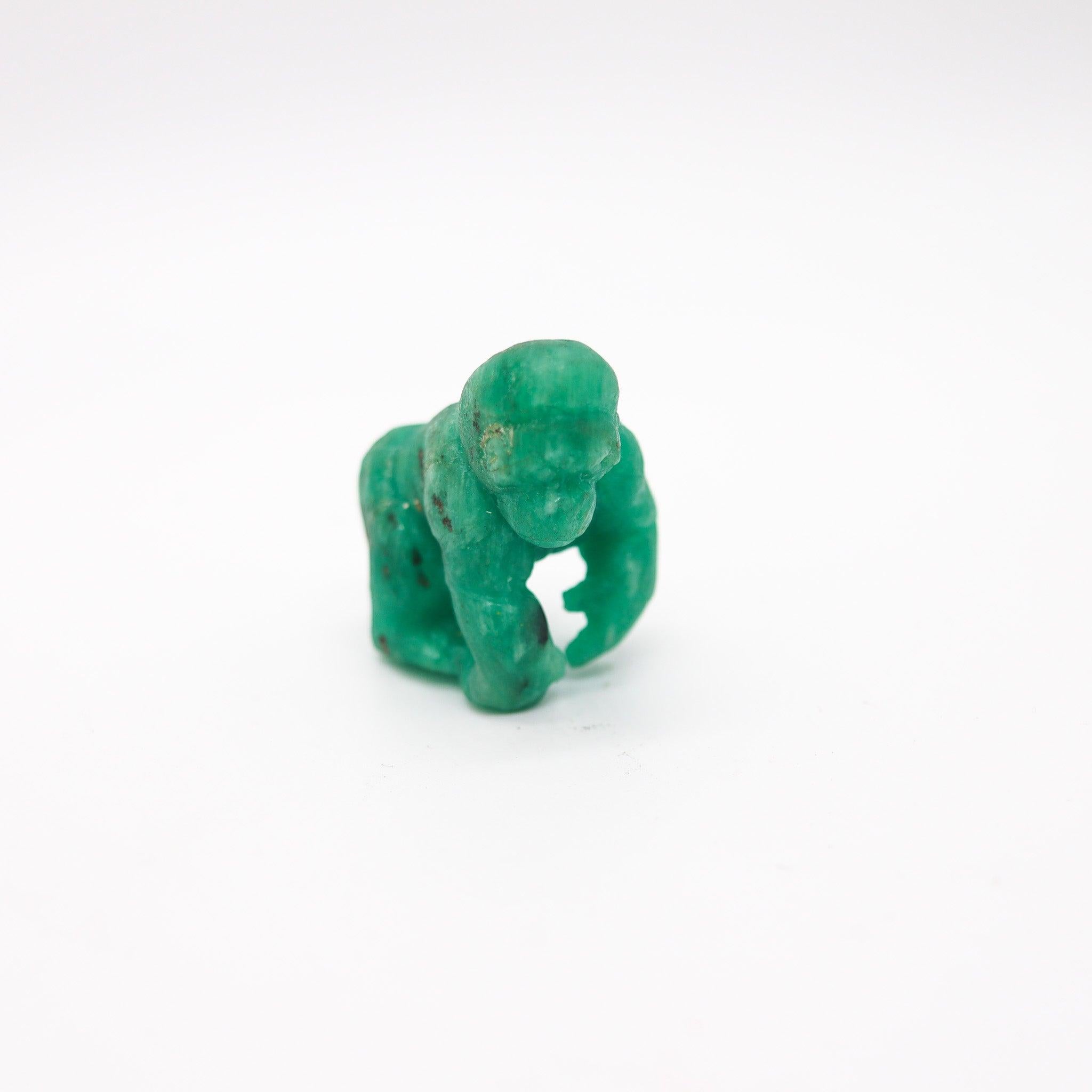 Figura de gorila de pie tallada en esmeralda natural colombiana.

Se trata de una estupenda e inusual estatuilla tallada en una sola pieza de esmeralda colombiana, que representa a un gorila. La caprichosa pieza está muy bien tallada y muestra