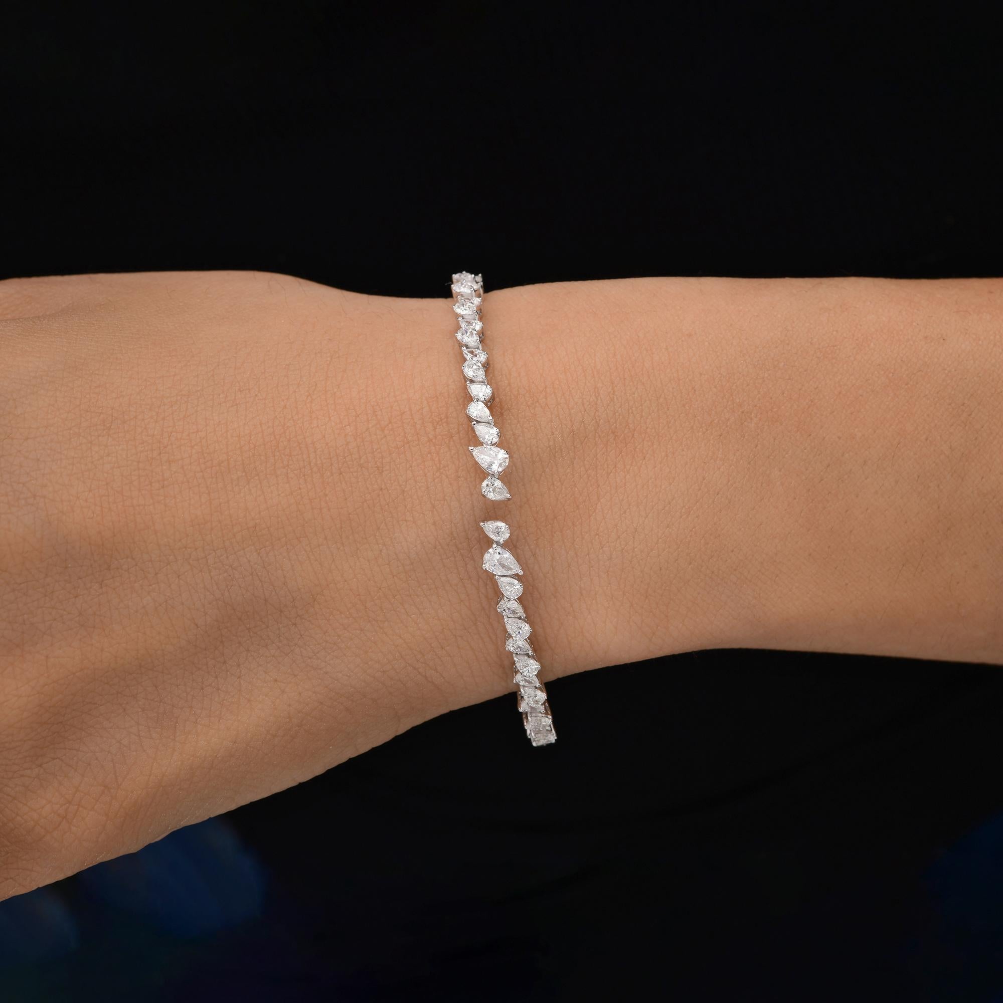 Fabriqué en or 18 carats, ce bracelet exquis est serti de 2,15 carats de diamants étincelants.

Suivez la vitrine de Spectrum Jewels pour découvrir la dernière collection et les pièces exclusives. Spectrum Jewels est fièrement classé parmi les