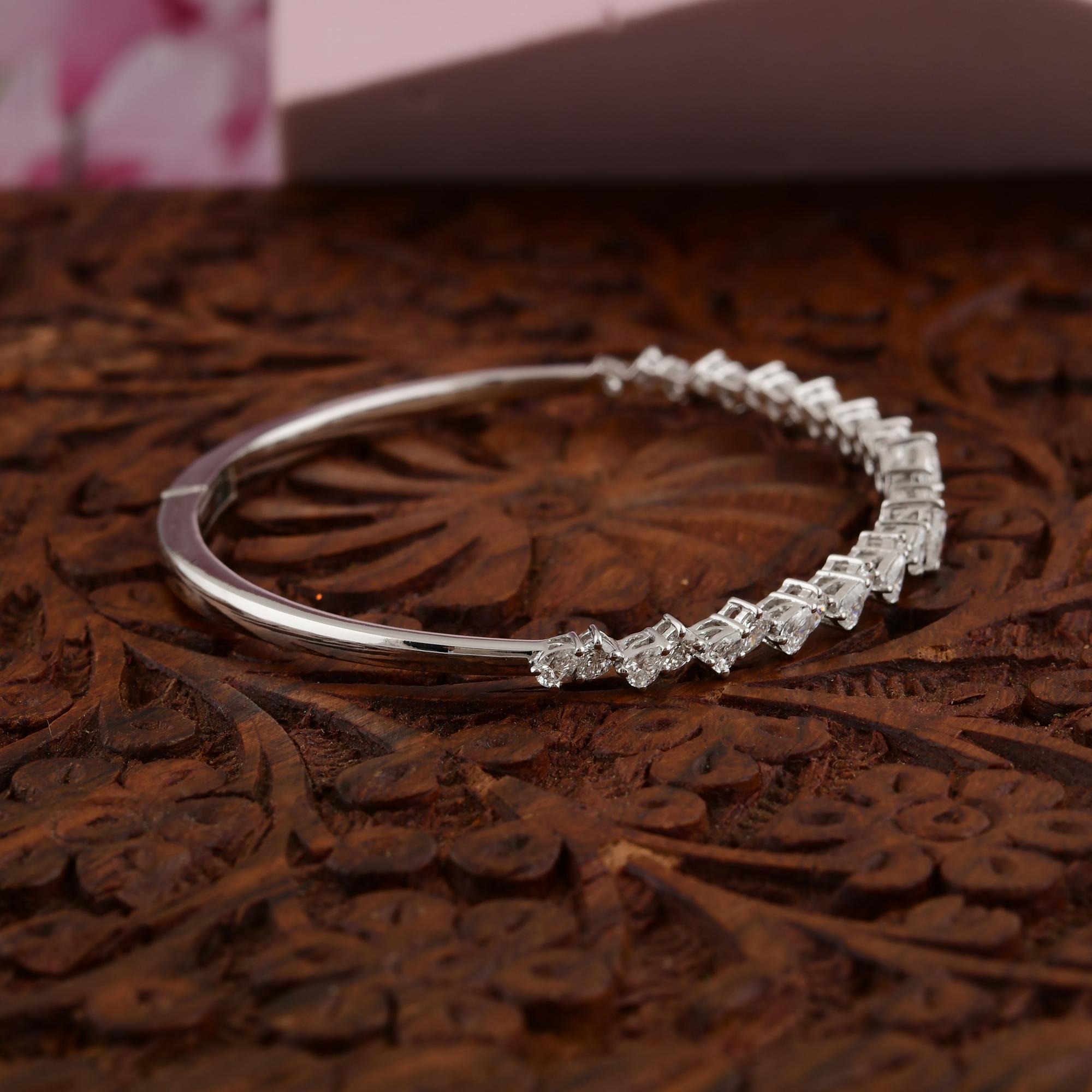 Bracelet manchette en or blanc 18 carats certifié 2,15 carats SI/HI en diamant naturel Neuf - En vente à Diera, Dubai