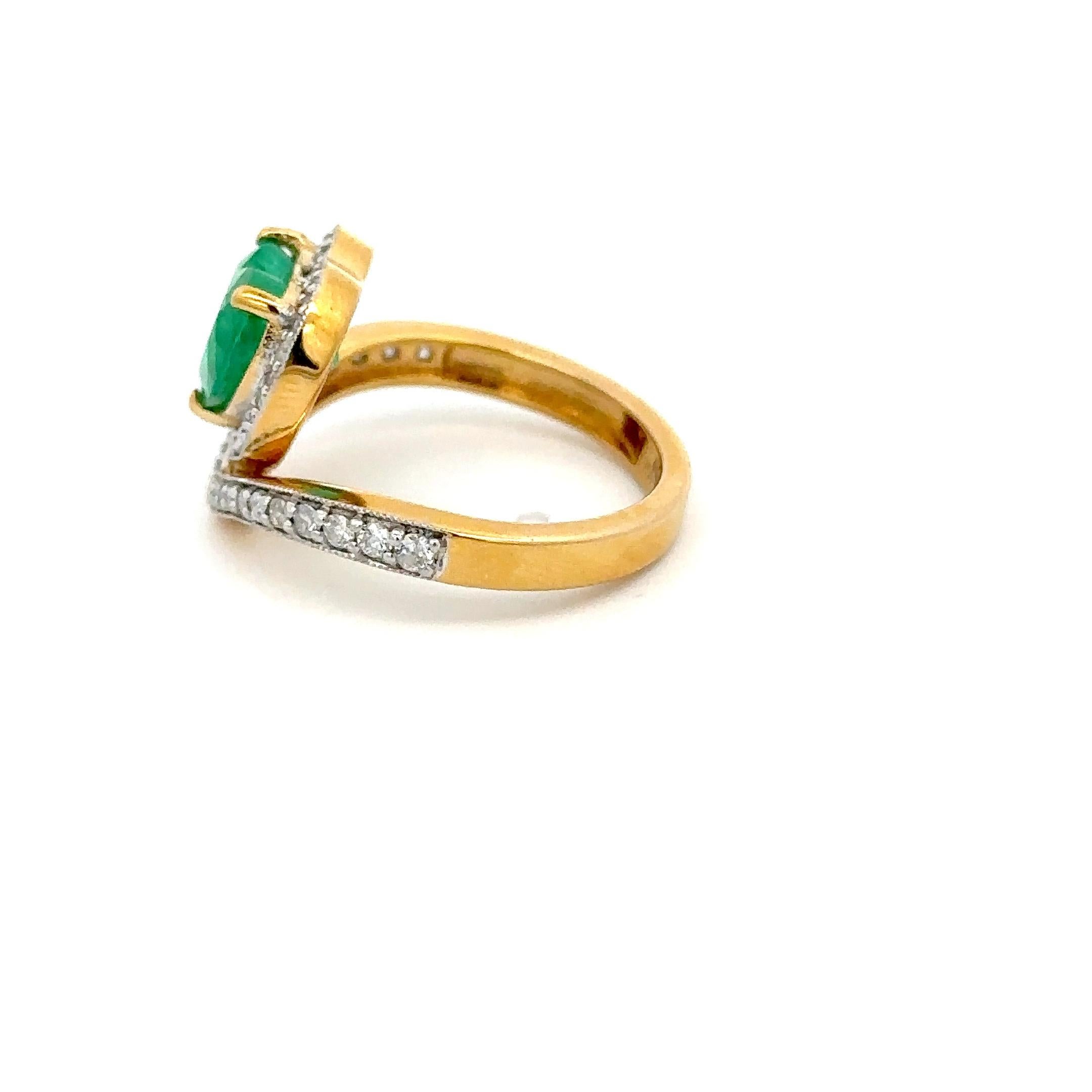 En vente :   Bague en or jaune massif 18 carats avec émeraude verte taille cœur et diamants 5