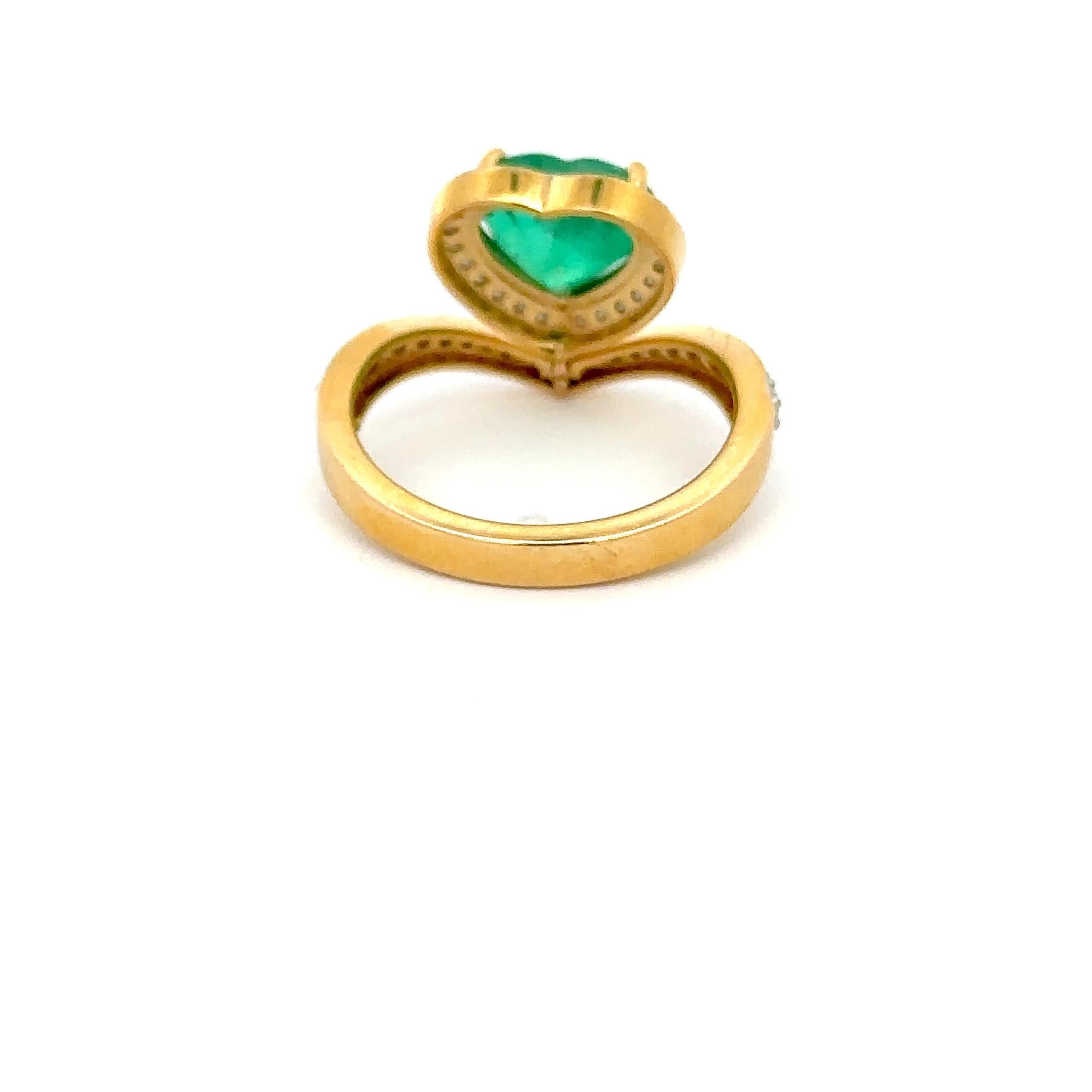 En vente :   Bague en or jaune massif 18 carats avec émeraude verte taille cœur et diamants 7