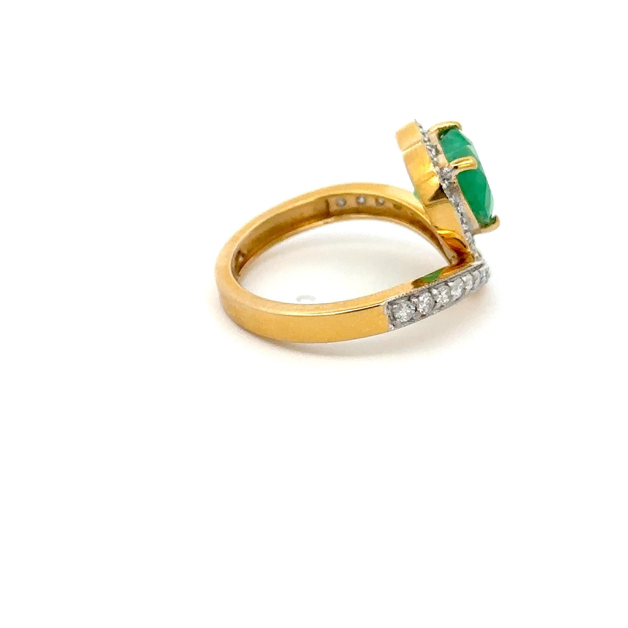 En vente :   Bague en or jaune massif 18 carats avec émeraude verte taille cœur et diamants 9