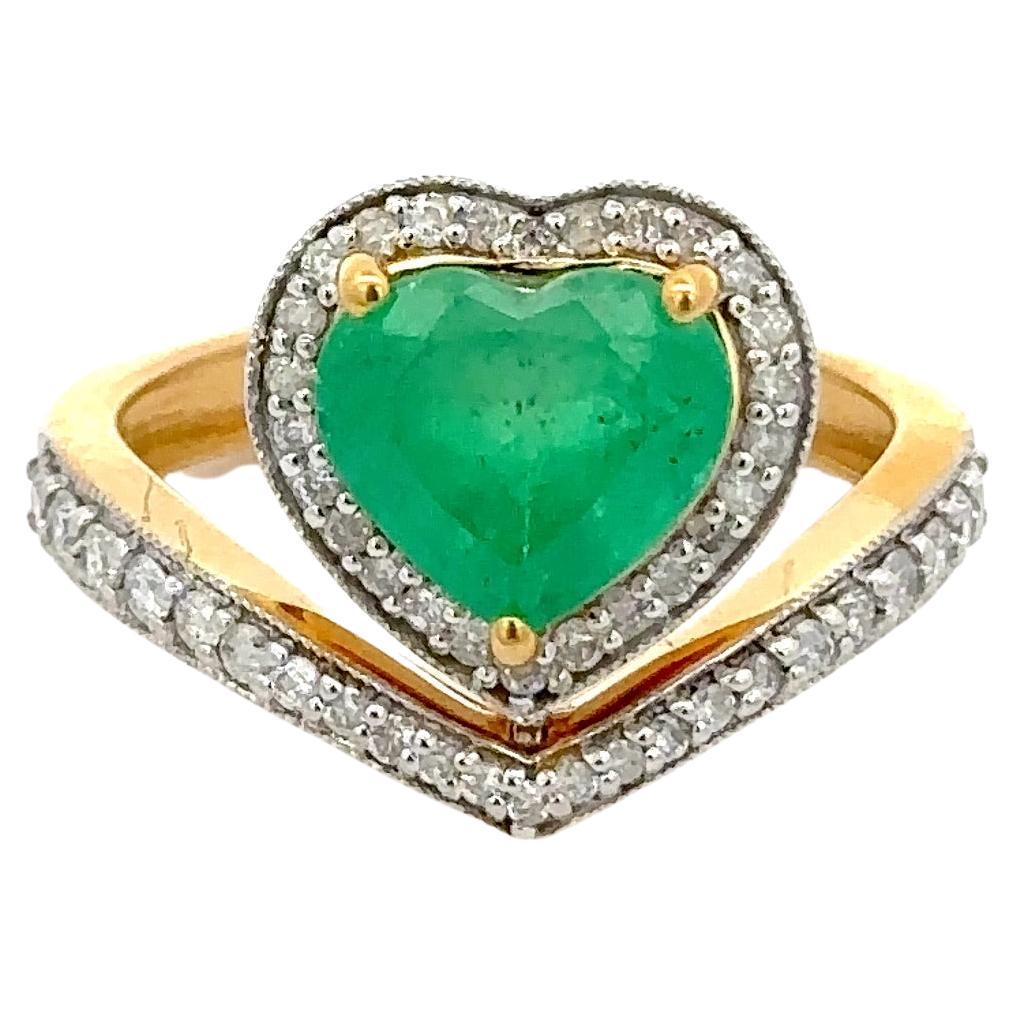 En vente :   Bague en or jaune massif 18 carats avec émeraude verte taille cœur et diamants