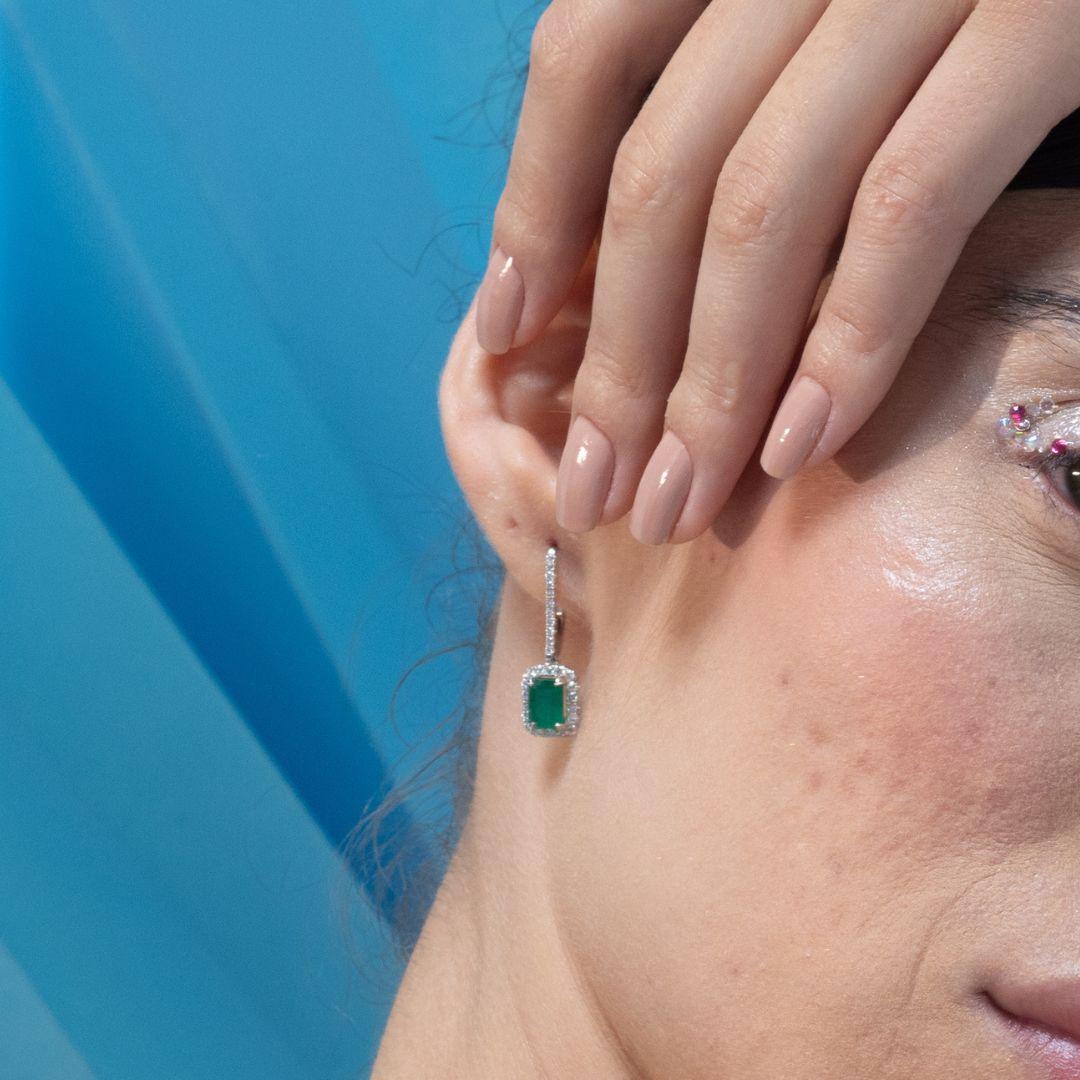 Zertifizierte Ohrringe mit grünem Smaragd und Diamanten aus 18 Karat Gold, um mit Ihrem Look ein Statement zu setzen. Sie brauchen Ohrstecker, um mit Ihrem Look ein Statement zu setzen. Diese Ohrringe mit Smaragd im Oktagon-Schliff sorgen für einen