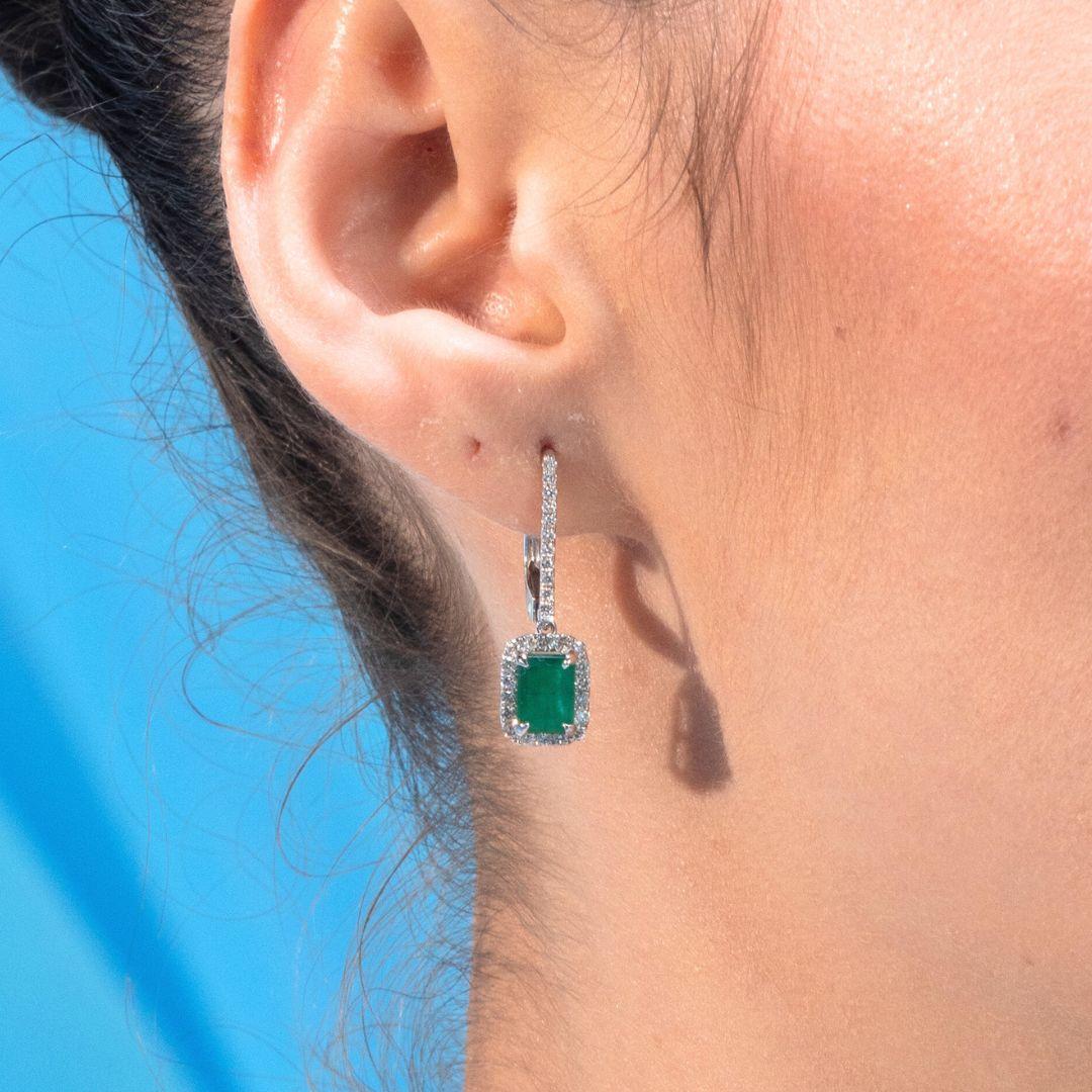 Zertifizierte 2,18 Karat grüner Smaragd und Diamant-Ohrringe aus 18k massivem Weißgold Damen im Angebot