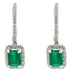 Boucles d'oreilles en or blanc massif 18 carats avec émeraudes vertes et diamants certifiés de 2,18 carats