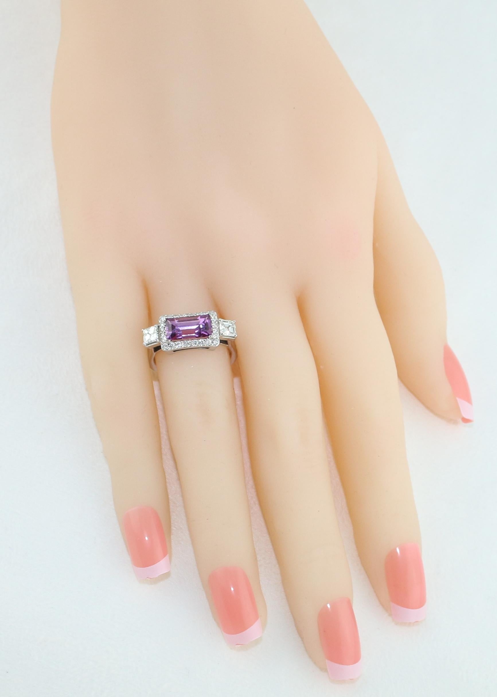 Goldring mit zertifiziertem 2,21 Karat unbehandeltem lila violettem Saphir und Diamant (Smaragdschliff) im Angebot