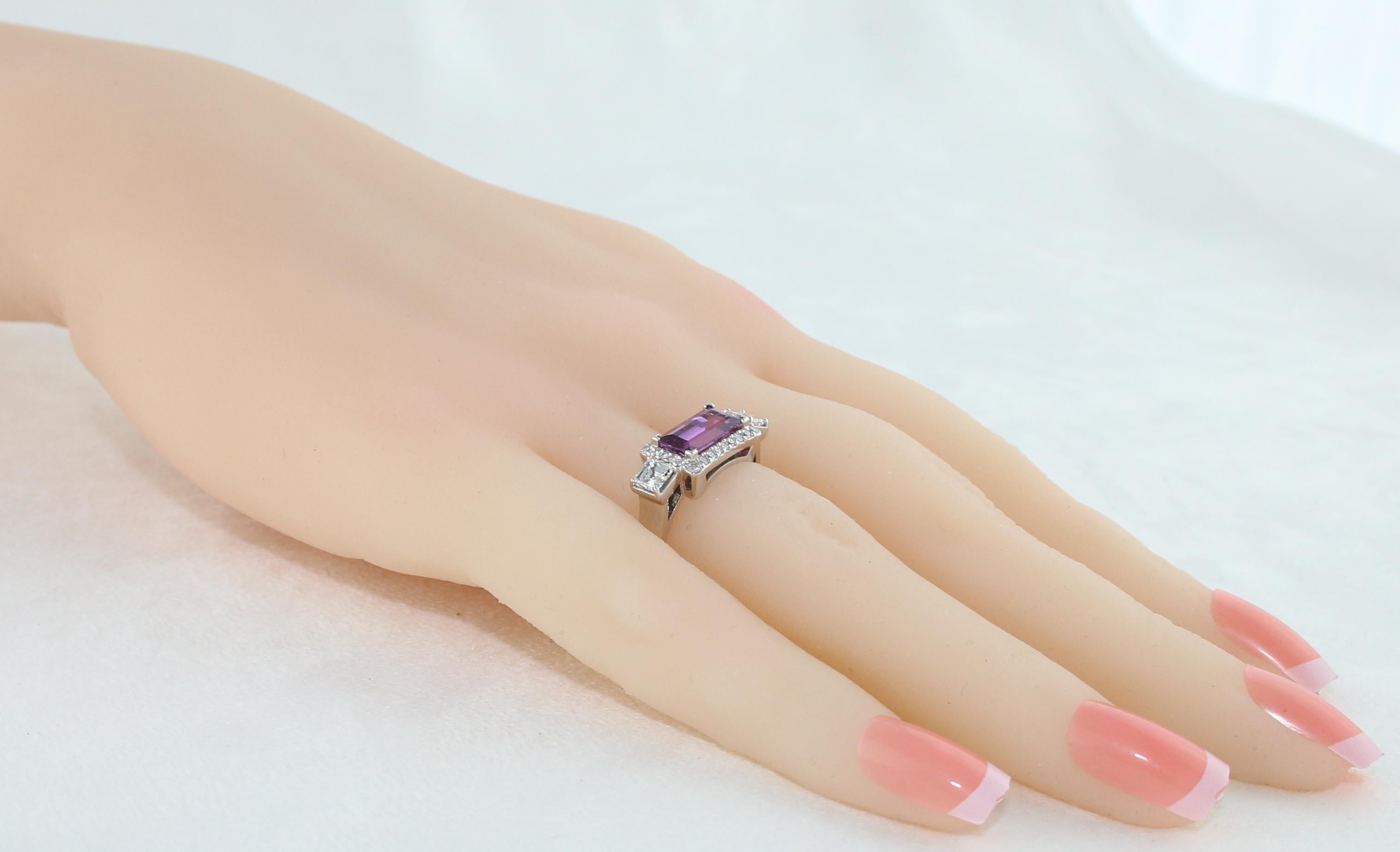 Bague en or ornée d'un saphir violet violacé certifié de 2,21 carats sans chaleur. Neuf - En vente à New York, NY