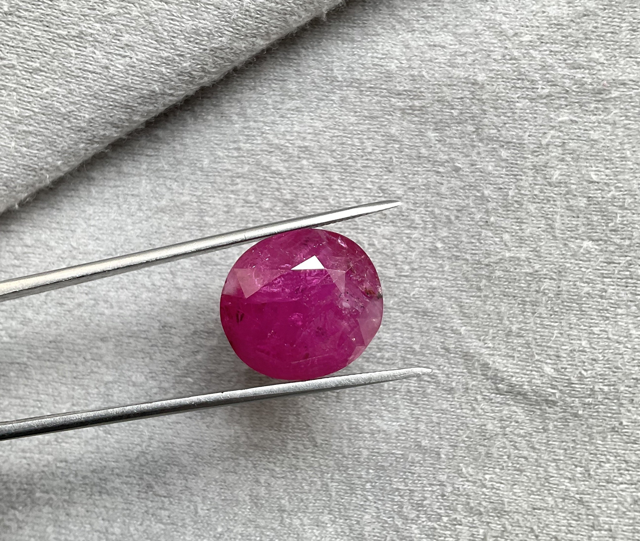Art déco Certified 22.51 carats No Heat Burmese Ruby Oval Faceted Cutstone Natural gem en vente