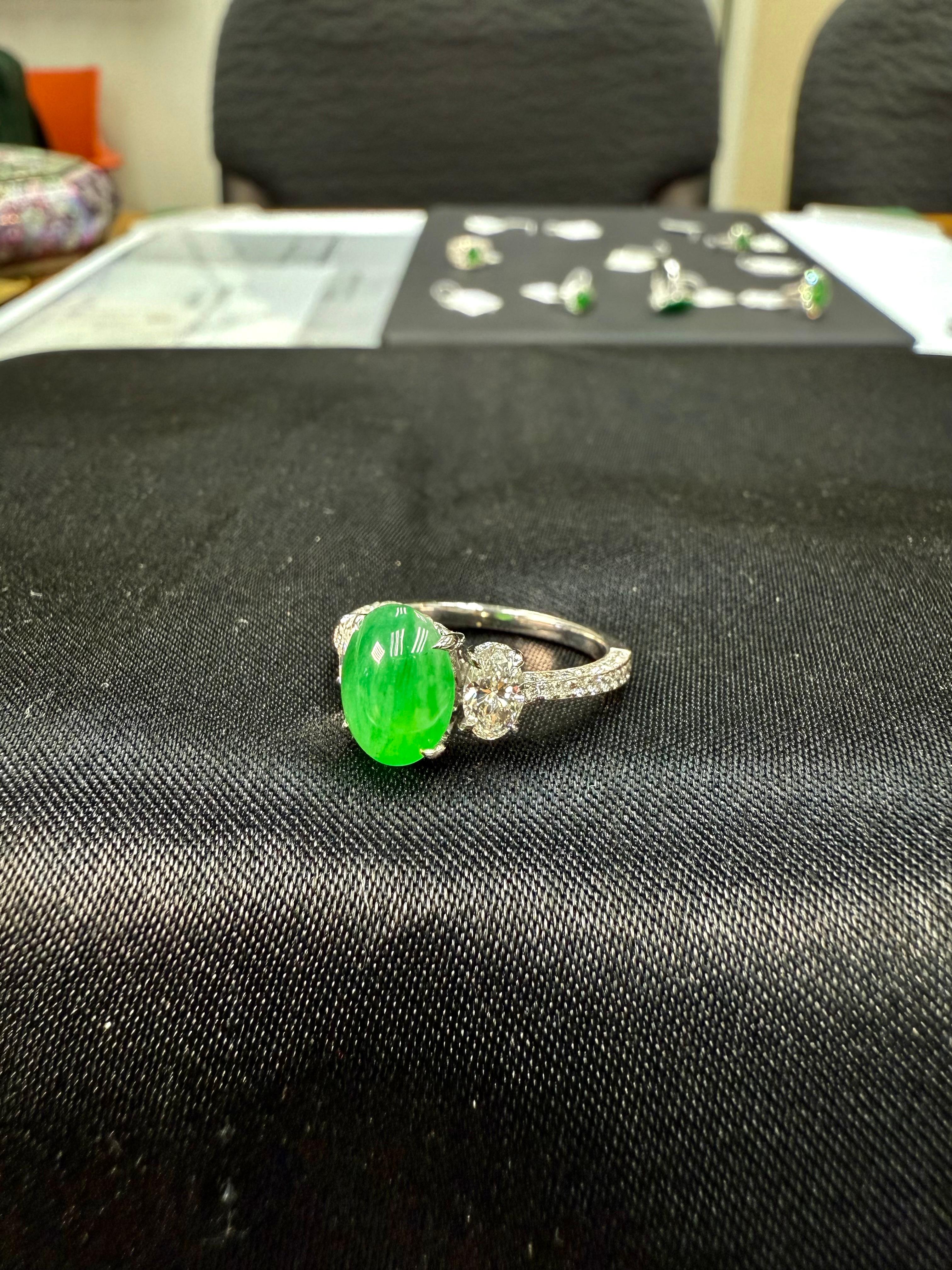 Bague cocktail en jade naturel certifié 2,27 carats et diamants ovales, couleur vert pomme en vente 2